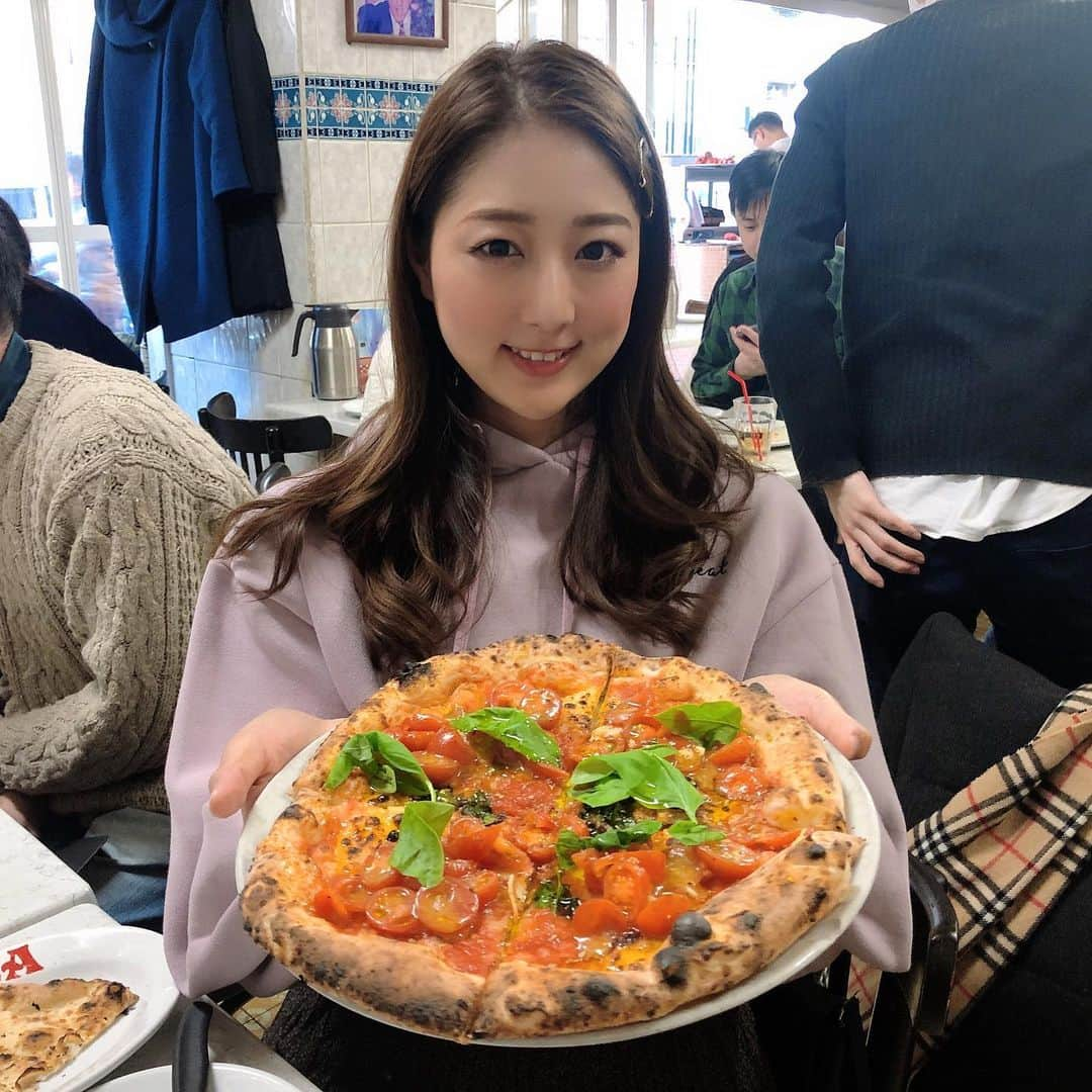 佐々木もよこさんのインスタグラム写真 - (佐々木もよこInstagram)「昨日食べたダイーサのスペシャルマリナーラ🥺🍕❤️ ﻿ こちらも普段のメニューにはないピザを頂くことができました🙇‍♀️🍕💕﻿ ﻿ マリナーラベースに、とまとがたっぷりでソースがめちゃくちゃおいしいんだ…ジューシーだった…🤤❤️✨﻿ ﻿ もっともっとピザ活したい‼️と思いました🙆‍♀️﻿ ﻿ ﻿ みんな、ピザ食べてる？？🍕﻿ ﻿ 「#ピザ応援隊」チェックしてるよ😏🥳💖﻿ ﻿ ﻿ ﻿ ﻿ ﻿ #ピザ姫#ピザ応援隊#ピザ#マリナーラ#ダイーサ#中目黒#pizza#pizza🍕 #pizzapizzapizza #daisa#tokyo」2月7日 15時46分 - moyoko_pizza