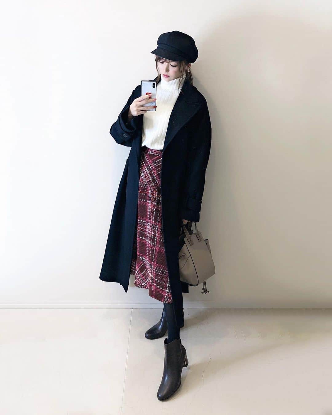のインスタグラム：「昨日の私服です❤️ 寒すぎたので、あったかニットとあったかスカート🧶💕 . タートルネック @mews_official_jp  チェック柄スカート @mischmasch_official  バッグ @loewe  ブーツ @mackintoshphilosophy  コート @zara  キャスケット @maxim_kobe . . このニットとスカートの組み合わせがお気に入り💗 黒のコートと黒のキャスケットの組み合わせも👏🏻 そしておNEWのこげ茶のブーツが シンプルで可愛くて歩きやすくて良い感じ🥰 . 2月も楽しみな予定たくさんある☺️ 毎日に飽きないように楽しいこと探していこう⛄️💕 . #coordinate #mewsrefinedclothes #mischmasch #mackintoshphilosophy #maxim #zara #loewe #私服 #ミッシュマッシュ #ザラ #ロエベ #マキシン #マッキントッシュ #キャスケット #タートルネック #チェックスカート」