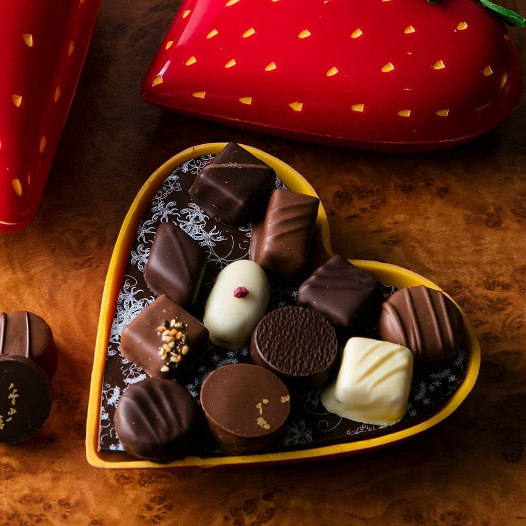 ヒルトン東京さんのインスタグラム写真 - (ヒルトン東京Instagram)「苺の形🍓を模った「ストロベリーBOX」の中にチョコレートが入った今年のバレンタインチョコレート。ご予約の受付は今日まで🥰 お問合せ：FILOU＆ショコラブティック　03-3344-5111 🍫Reservations for this lovely Strawberry Chocolate Box ends today(2/7)! These boxes come with a little 🍓surprise inside.」2月7日 15時52分 - hiltontokyo