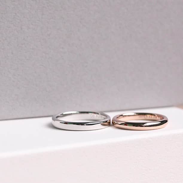ith / イズ オーダメイド結婚指輪さんのインスタグラム写真 - (ith / イズ オーダメイド結婚指輪Instagram)「"シンプルな指輪"と言っても、 人それぞれ思い描くかたちが異なります。 . お二人が、悩みに悩んで完成した結婚指輪。 . 男性は、角をなめらかに仕上げて すっきりしつつも優しい雰囲気に。 . 女性は、丸みのある指輪を ピンクゴールドでお仕立てしました。 . . ▽ 指輪について 結婚指輪(男性)：オーダーメイド Pt900：要お見積もり . 結婚指輪(女性)：アンダンテ K18PG：73,000円〜 . .  公式ハッシュタグ🤳✨ #イズマリッジ . . #結婚指輪 #婚約指輪 #プロポーズ  #マリッジリング #エンゲージリング  #指輪 #ダイヤモンド #ブライダルリング #婚約 #プレ花嫁 #ペアリング #指輪選び  #ウェディングドレス #ナチュラルウェディング  #指輪探し #結婚指輪探し #ゴールドリング  #オーダーメイドリング #結婚指輪オーダー #オーダーメイド #花嫁 #2020春婚 #2020夏婚 #2020秋婚 #特別感 #パーソナライズ #カスタマイズ #シンプル #ピンクゴールド」2月7日 21時25分 - ith_marriage