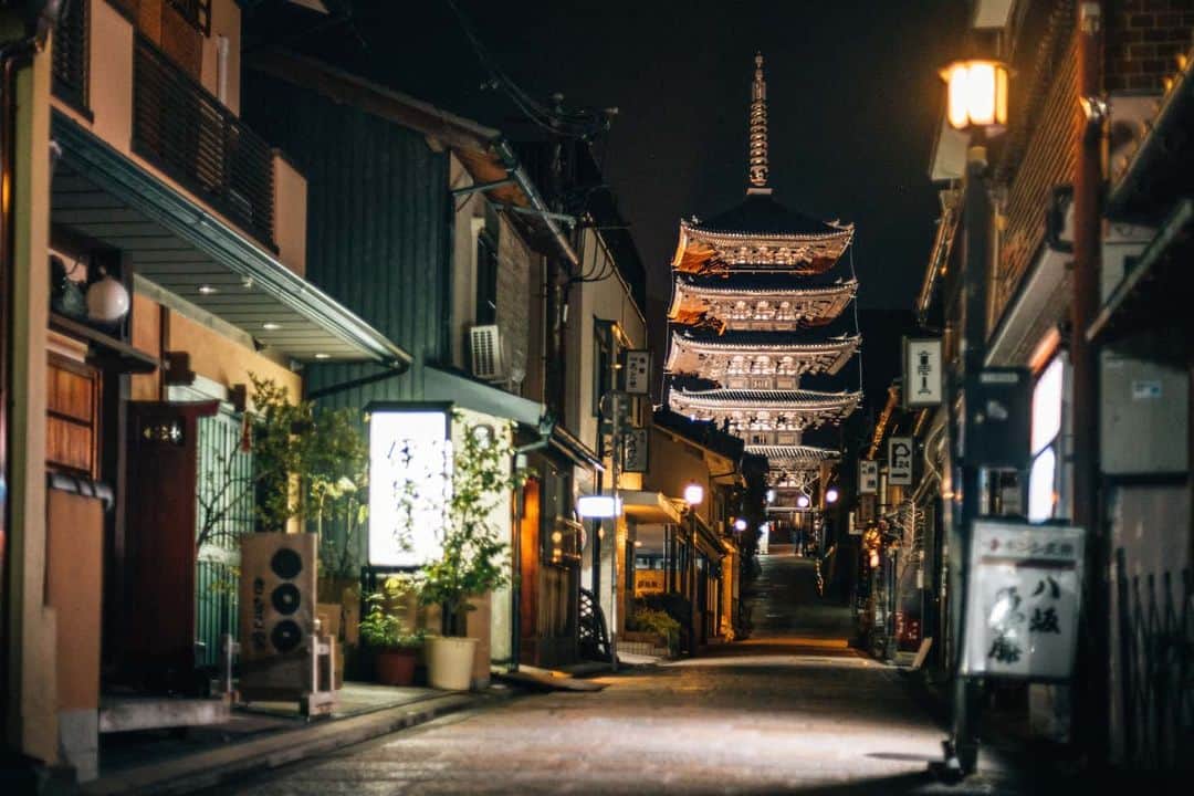 京都いいとこフォトのインスタグラム：「. いつもの夜を静かに見守る八坂の塔。 . Yasaka pagoda which watches the usual night quietly. . .  Location : #八坂の塔 #Yasakapagoda Photo : @hino0117 .」