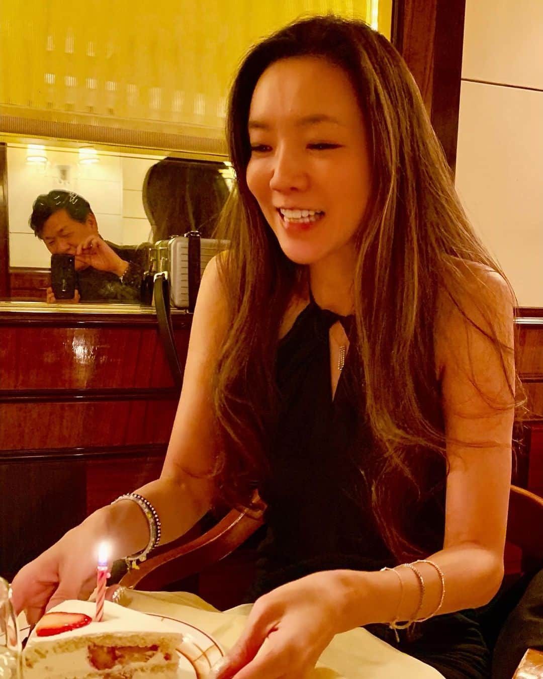 和央ようかさんのインスタグラム写真 - (和央ようかInstagram)「First celebration of my fun birthday month with my favorite friends 😍❤️ お誕生日月になりました🙄楽しすぎる方々と笑いすぎ🤣美味し過ぎ🤣お祝いをして頂きました😍💕 私の名前入りのビスコ😍に可愛すぎるブックエンドに赤いドレス😍💕が、未だにこのドレスの着方が分からず頭が？？？でいっぱい🙄🙄🙄😅本当にこのドレスが頂いた写真の着方になるのか🤔🤔🤔とにかく美味しさも忘れてしまうほど笑い過ぎ幸せな夜🤣🤣🤣 #takakonystylin🍎 #lifestyle #nylife #nyc🍎#yokawao #和央ようか #歳を重ねるって悪くない」2月7日 15時55分 - yokawao0215