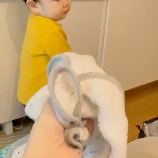 山西章博のインスタグラム：「やっぱり嫌。 #赤ちゃん #嫡男 #せがれ #ベスト #見るだけでも嫌 #マメ！ #耳だけ似てる #耳以外も似て来た #これ以上似るな #ママリ#パパリ#ベビフル#ベビリトル#コドモノ#mamanoko#コノビー#mamanokoカメラ部#mamanokoギフトキャンペーン#コドモダカラ」