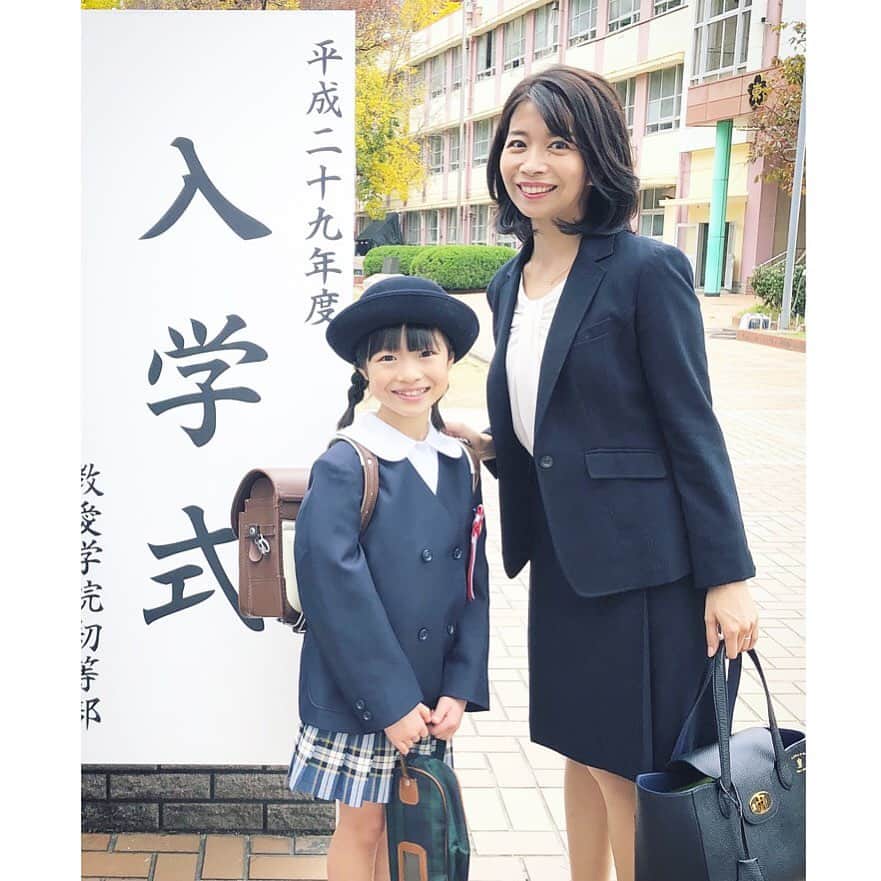 三倉佳奈さんのインスタグラム写真 - (三倉佳奈Instagram)「NHKドラマ10「ハムラアキラ」 今夜22:00放送です📺 私が演じるのは第3話の依頼人、中山慧美。 一人娘を私立名門小学校に通わせる女性で、8年前に自殺した親友が夢に出てくると相談に行って…  見応えあるストーリーになっていると思います。 是非ご覧くださいね。  写真は娘役の武内煌ちゃんと☺︎ . ドラマにも登場する劇中写真撮影時にて。 ザ・入学式。笑 . . #NHK#ドラマ10 #ハムラアキラ #入学式」2月7日 16時04分 - kana_mikura0223