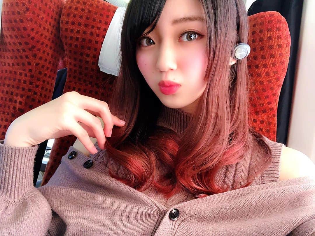 のインスタグラム：「･ 髪色悩むー🤔💭 ･ 去年は赤→紫→ピンクアッシュ→ビビットピンク ･ うん、派手www ･ ･ 今はダークアッシュだよ⸜(* ॑꒳ ॑* )⸝⋆* ･ 今度はブルーとかにしてみようかな🐠🐠」