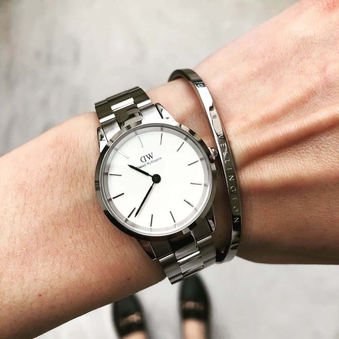 asuka0119のインスタグラム：「2020,2.7 .  @danielwellington の#バレンタインギフト . 可愛い入れ物にテンション上がります⤴︎ ⤴︎⤴︎ . 「I LOVE YOU」の文字を刻んだバレンタイン限定 Love Bracelet  2/17まで、バレンタイン限定で期間限定発売(ت) . ▶️見えるかな？ バングル裏に ᴵ ᴸᵒᵛᵉ ᵞᵒᶸ . ギフトラッピング無料です 15%割引【asuka0119】 是非クーポンお使い下さい♥️ . #手元くら部  #手もと倶楽部  #お洒落さんと繋がりたい  #ダニエルウェリントン  #DW #時計 #watch #ギフト #PR」