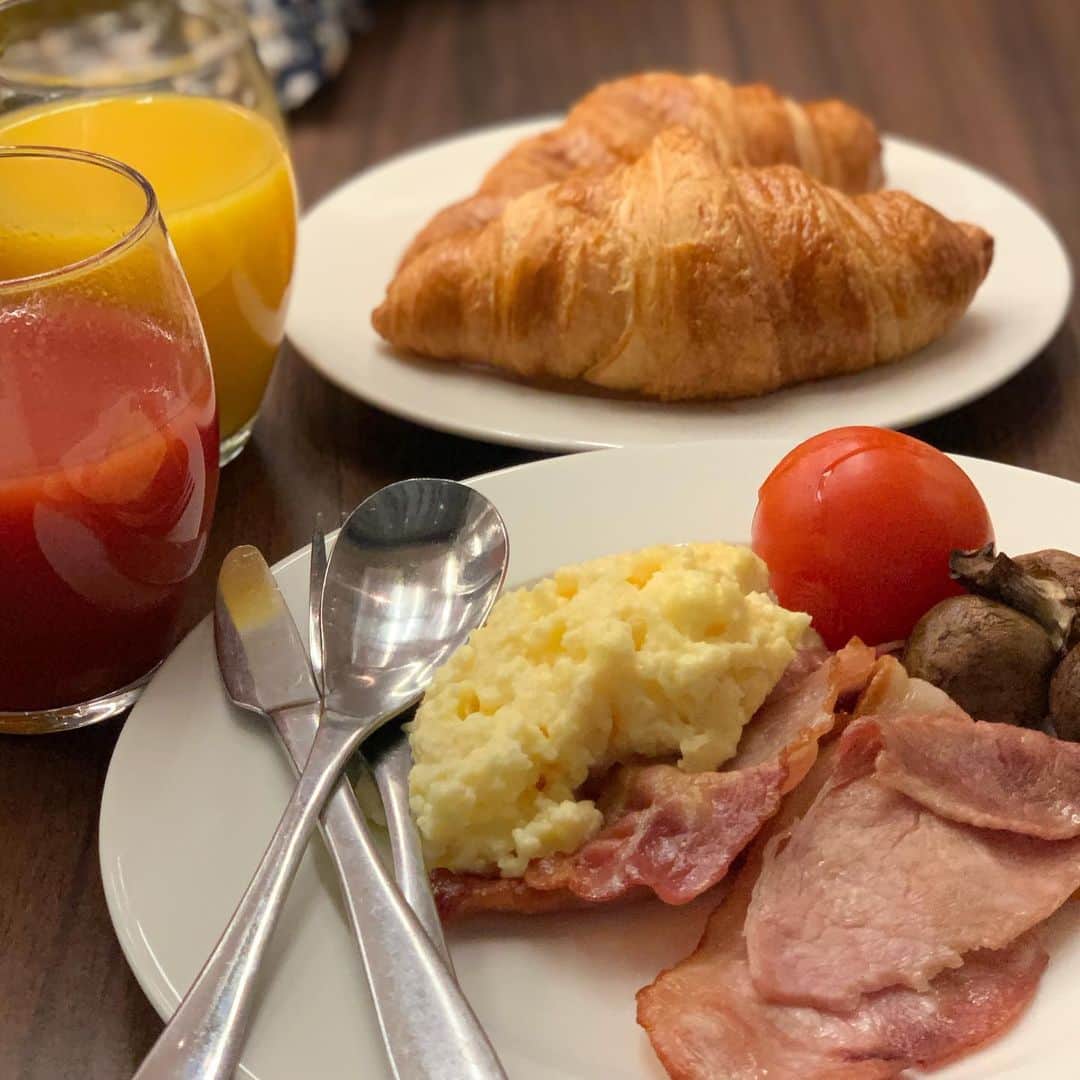 武井義明さんのインスタグラム写真 - (武井義明Instagram)「ロンドンで乗り継ぎ。ラウンジで朝食。」2月7日 16時29分 - bebechef