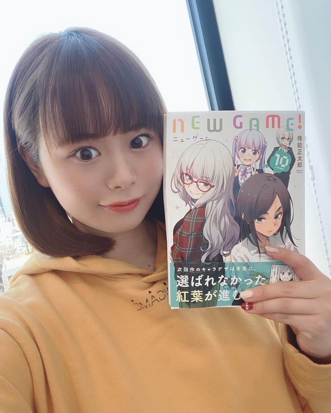 のインスタグラム：「NEWGAME!10巻発売中です🎮🐻 今回もクスッとしたりうるっときたり、ドキドキな展開で面白かったなー‼︎次はどんなドラマが待っているのか楽しみだねっ😊🧡 青山GoFaにて開催中の原作コミック「NEWGAME！」展も気になるよ〜‼︎みんなはもう行ったかな？グッズもどれも可愛くてすてき…✨ゆんかわー！！！ . 最近、質問や質問箱やって下さいというリクエストが多いのでまた後日にでも🙇‍♀️ . #NEWGAME!#最新巻#10巻#NEWGAME展#飯島ゆん#尾美」