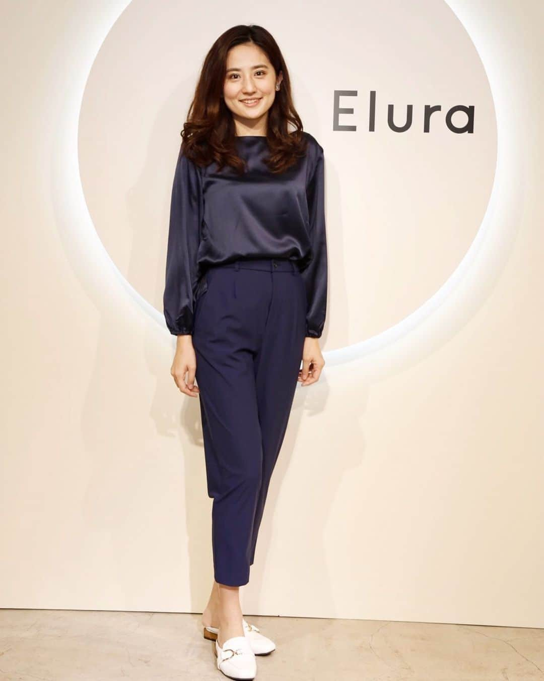 槙あやなさんのインスタグラム写真 - (槙あやなInstagram)「Elura @elura_official の SS展示会に伺いました。  カラープロデューサーの 今井志保子さんによる 「きめいろ診断」では、 「ブルベ×男顔」「ブルベ×女顔」の ハーフだと診断され、 私は、いわゆるパーソナルカラーの 夏系、冬系の色、両方とも楽しめる お得な人なんだそうだ♫  それをもとに、 LEEなどでご活躍中のスタイリスト 福田真琴さん　@makoto087 に、 紺のワントーンコーデで スタイリングしていただきました♡ さすがプロの福田さん！ 私の「いい女感を出したい！」という リクエストにしっかり応えてくださいました😂  そして、このEluraのブラウス、パンツが 本当に着心地良いうえに、 綺麗に見せてくれる♫ さらに驚きなのが、かなり手が届きやすい プライスです♡  お洒落の感度が上がった気がした 素敵な時間でした！  誘ってくださった稲葉さん @hirokoinaba ありがとうございました😊  #elura #ss #エルーラ #きめいろ」2月7日 16時28分 - ayana_maki