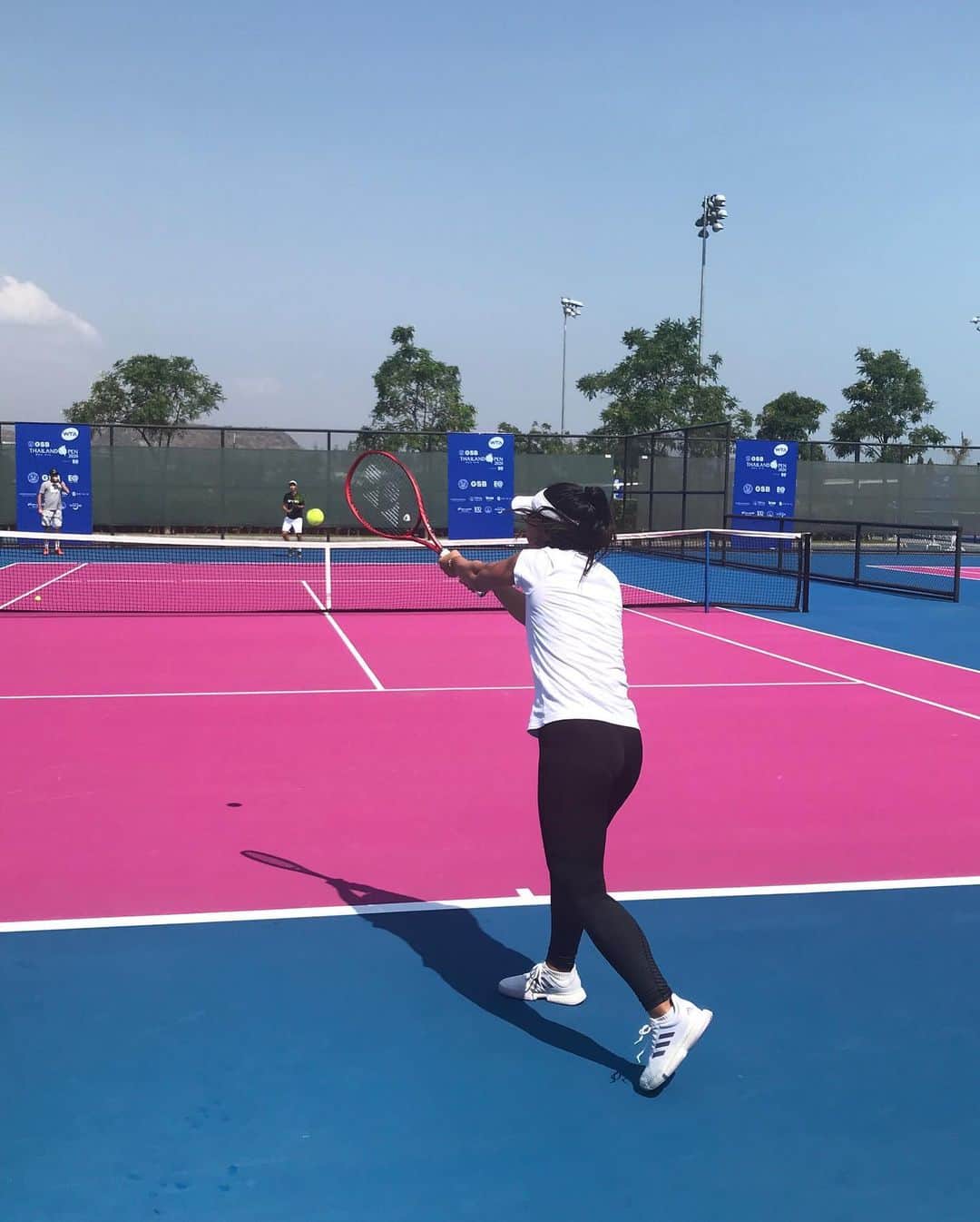 穂積絵莉さんのインスタグラム写真 - (穂積絵莉Instagram)「. Hua Hin 🇹🇭✨ . 今週のコートはびっくりするほどピンクです。 . #huahin #wta #tennis #pink #gopink」2月7日 16時30分 - hozumieri
