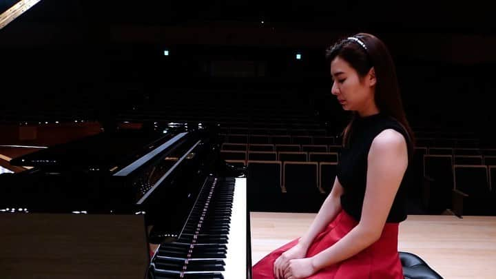 森本麻衣のインスタグラム：「🎹CHOPIN🎹 Nocturne op48-1 （👉swipe1-6） . ショパン ノクターン13番op48-1 （スワイプしてね👉） . . 美しく切ない旋律と、 重厚な和声を ショパン成熟期のショパン色に染めた、 ノクターンの中でも特に充実した内容の13番。 . めっちゃイイ曲‼️😤 . . #youtube にもアップしたからチェックしてね❣️ . . . . #maimorimoto#piano#pianist#japan#tokyo#chopin#nocturne#48-1#no13#cmoll#concert#ehime#iyoshi#🎹 #森本麻衣#ピアノ#ピアニスト#コンサート#ぴあの#ショパン#ノクターン#クラシック#演奏 #iyo夢みらい館#スタインウェイ #愛媛#伊予市 #steinwayandsons #」