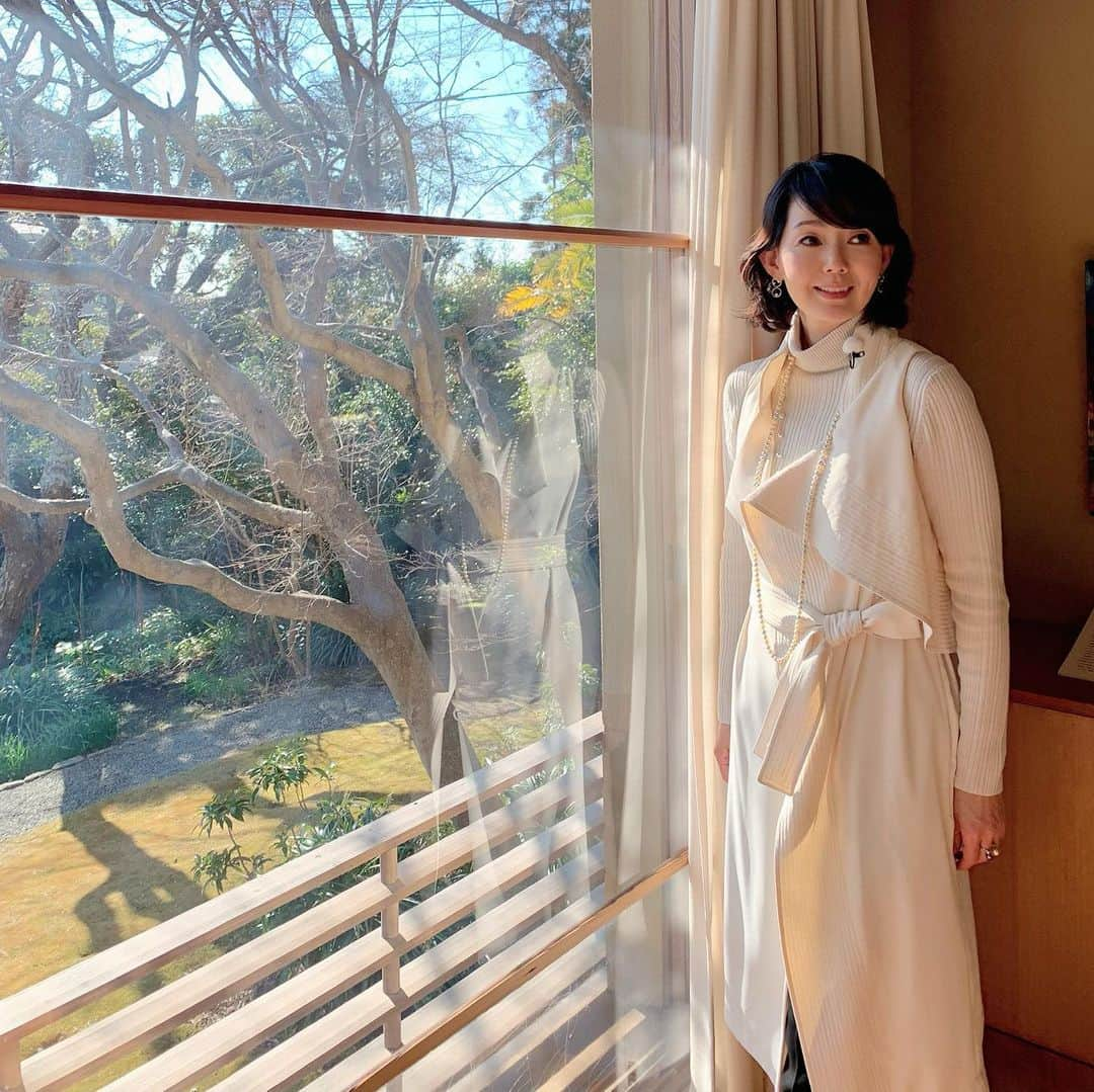 とよた真帆さんのインスタグラム写真 - (とよた真帆Instagram)「『新　美の巨人たち』 2月22日夜10時から テレビ東京系列にて  画家の山口蓬春『山湖』の番組がOAになります🌟 優しい山口蓬春先生の素晴らしい絵画、アトリエ、残された日記など必見です。お時間ございましたら是非ご覧くださいませ🙇‍♀️ つけている#pearl の#jewelry は #ペルラジオーネ  #perjagione  #maho #mahostyle #テレビ東京  #美術 #美術館　#山口蓬春  #アート  #絵画 #art  #50代ファッション  #50代コーデ」2月7日 16時46分 - maho_toyota