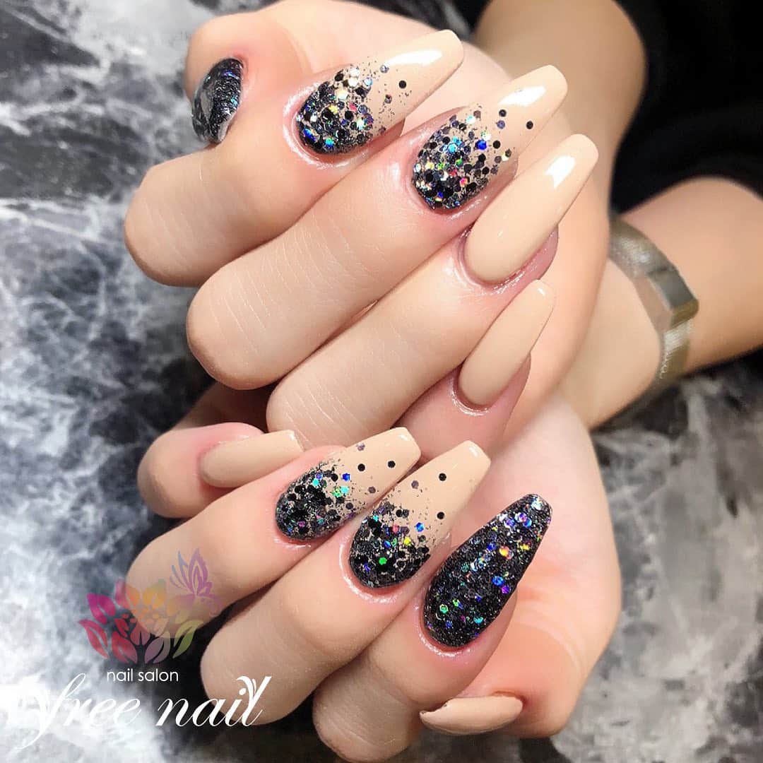 free nail フリーネイルのインスタグラム：「. お客様ネイル💅🏻⛸ . ホログラデーション💗 . スクエアロング人気です🧚🏻‍♀️✨ . ご来店ありがとうございました🙇🏻‍♀️🙇🏻‍♀️🙇🏻‍♀️💗 . #ネイルアート #ジェルネイル #ネイルサロン #大阪ネイルサロン #ネイルデザイン #ネイルチェンジ #ラメグラ #ホログラデーション #グリッターネイル #ロングネイル #スクエアロング #スクエアネイル #ベージュネイル #キラキラネイル #デザインネイル #トレンドネイル #パーティーネイル #冬ネイル #winternails #nailsart #nailsdid #美甲 #日式美甲 #日式美甲胶 #日本美甲师 #日本美甲老师 #美甲上课 #日本胶 #フリーネイル #freenail」