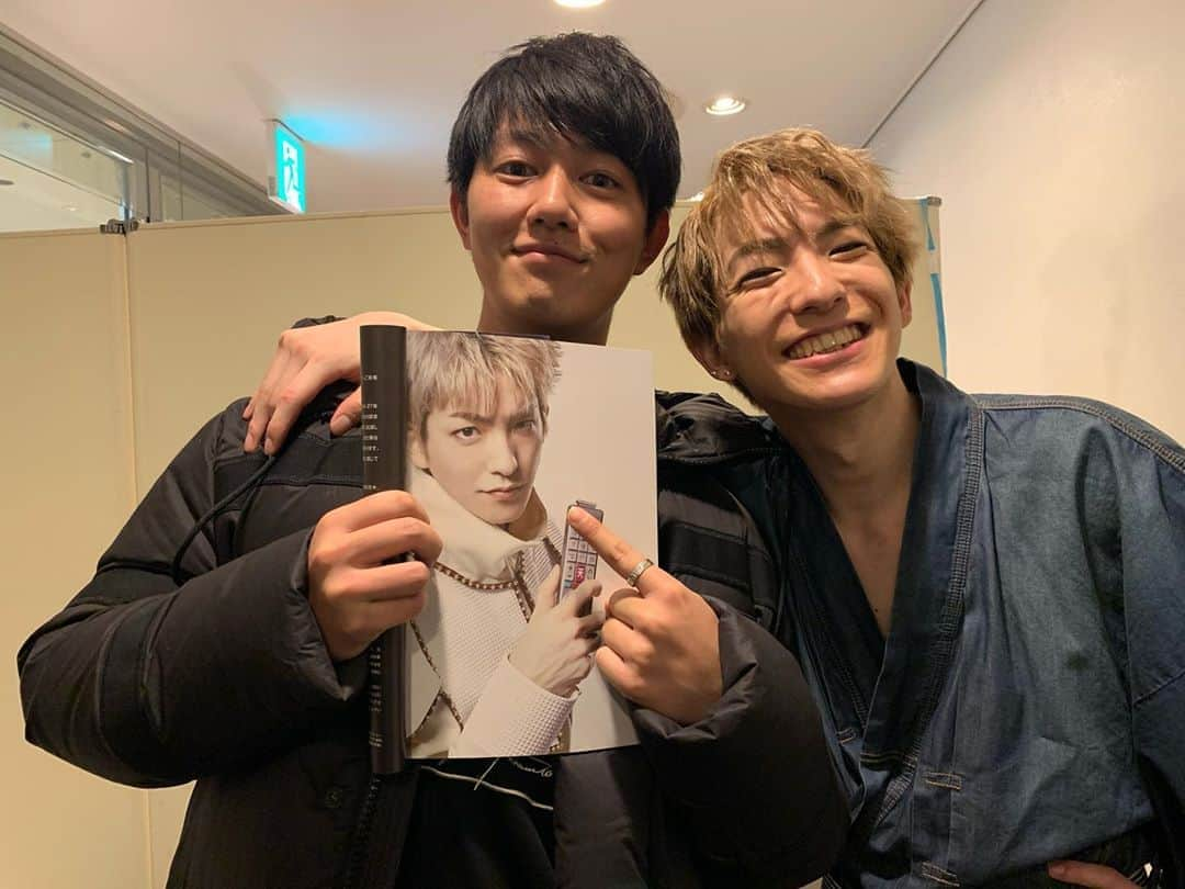 前田公輝さんのインスタグラム写真 - (前田公輝Instagram)「📺 「天才てれびくん the STAGE〜てれび戦士REBORN〜」 ・ ありがとうございました。 なんだか、お礼を今こうやって言葉にしても、心にあるもっと大きな気持ちをどう伝えれば良いかわかりません。それくらい僕は今回の舞台に参加させてもらった事、感謝しています。観に来てくださった方々、本当にありがとうございました。皆様のお陰でまだまだこれからも光を放ち続ける舞台になったと思います。  そしてキャスト様。本当に、とんでもなく最高でした。僕が言うのも、おこがましい話かもしれませんが、皆芝居うますぎました。引き出しありすぎでした。伸び代ありすぎでした。かっこよすぎでした。僕はこんなプロフェッショナルな方々に囲まれて1ヶ月半お芝居出来たことが心底嬉しかったです。本当にありがとうございました。  この舞台に携わってくださった皆様に心より感謝致します。感謝の気持ちはいくら伝えても足りませんね。今回は特にそう感じます。この気持ちを糧にこれからもどんどん前へと進んでいきたいと思います。何卒よろしくお願いいたします。 前田公輝」2月7日 17時03分 - maeda.gouki