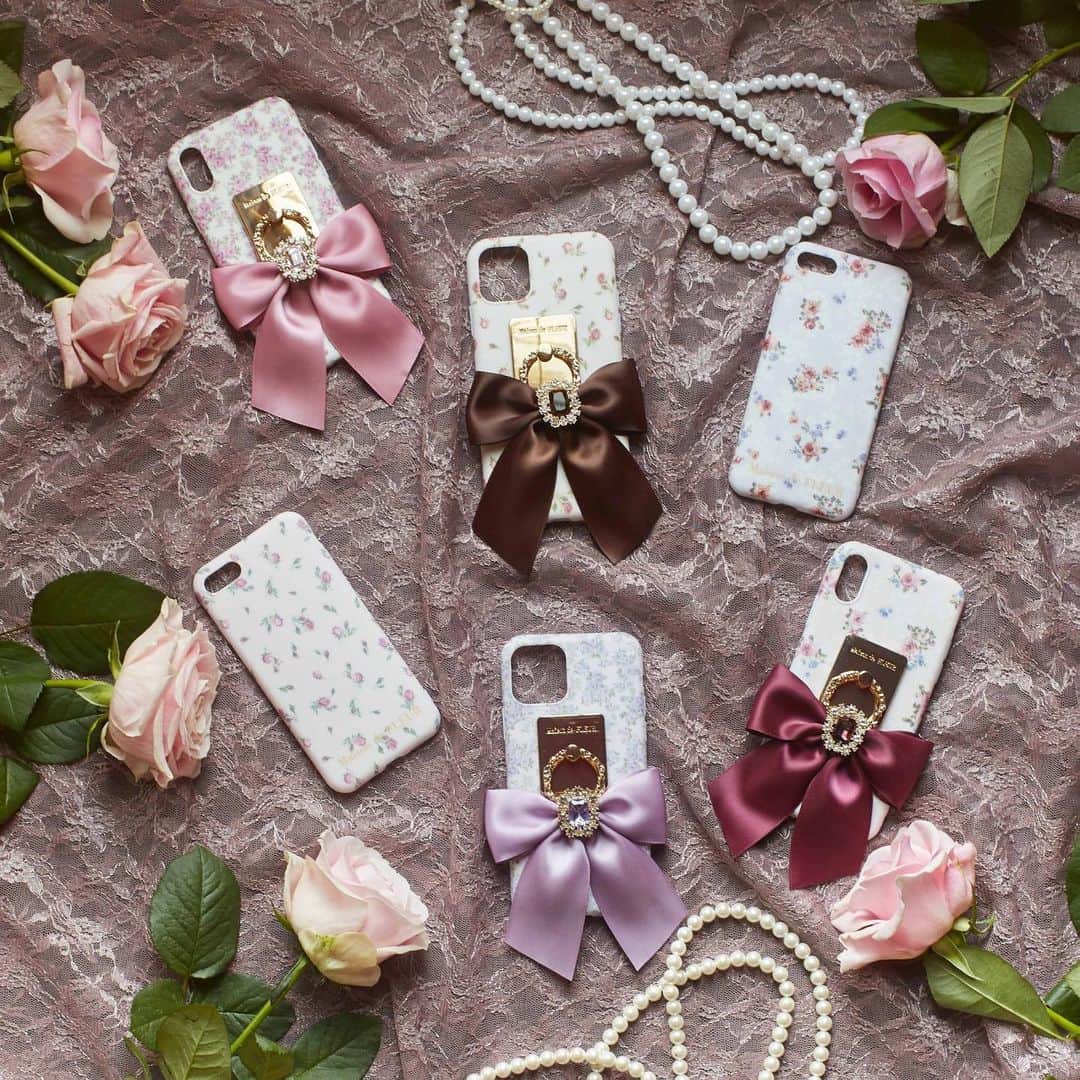 のインスタグラム：「. 春の新作アイテム入荷♬ . 人気のスマートフォンケースに春らしい新作が登場！ さらに、お問い合わせも多数いただいておりましたiPhone11,11Pro対応のケースもご用意♪ . 新入荷のビジューと大きなリボンがインパクト大なスマートフォンリングとも相性抜群です💐 セットで合わせて更に可愛く✨ . 公式通販ストライプクラブ、 ZOZOTOWNでも入荷次第販売開始！ . ※店舗により入荷状況が異なります ※詳しくは各店舗スタッフまで . <商品詳細> ﾛｰｽﾞｱｲﾌｫﾝ、ﾛｰｽﾞｼｬﾄﾞｳｱｲﾌｫﾝ、ﾛｰｽﾞﾌﾞｰｹｱｲﾌｫﾝ ￥2,590+tax <スマホ対応機種> iPhone 11Proｹｰｽ iPhone 11ｹｰｽ  iPhone 7/8ｹｰｽ iPhone X/XSｹｰｽ . ビジューリボンスマホリング ¥1,990+tax . #maisondefleur #メゾンドフルール #iphonecase #iphone7 #iphone8 #iphone11 #iphone11pro #iphone10 #iphone10s #ring #ribbon #bijou #pearl  #gift #present #アイフォンケース #スマホリング #リボン #ビジュー #パール #ギフト #プレゼント . . ﻿」