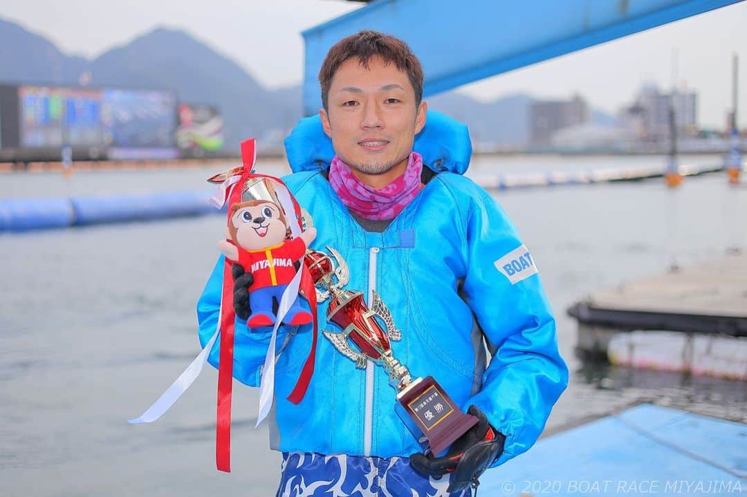 ボートレース宮島さんのインスタグラム写真 - (ボートレース宮島Instagram)「. 🚤第12回楽天銀行賞🚤 . 見事優勝に輝いたのは、福岡支部の🥇今井貴士選手🥇 . 今井選手は９戦４勝の好成績で、優勝戦は５コースから 差し を決め、２０１９年７月・児島 以来 ７ヶ月ぶり、今年初、通算３４回目(当地２回目)の優勝を飾りました🎊🎊 . 今井選手、優勝本当におめでとうございます✨✨💐 . ファンの皆さま、一節間ご愛顧 誠にありがとうございました🍀 次節もボートレース宮島をよろしくお願いいたします✨ . 🐵「次節は2月12日からGⅠ第63回中国地区選手権競走🚤」 . . #ボートレース宮島 #宮島競艇場 #宮島競艇 #パルボート宮島 #モンタ #ボートレース #boatrace #競艇 #競艇場 #ボートレースな日々  #ボレジョ #ボートレーサー #競艇選手  #楽天銀行賞 #楽天銀行 #福岡支部 #今井貴士 #差し #優勝戦 #優勝 #優勝おめでとう🎉 #好成績」2月7日 17時06分 - boatrace_miyajima