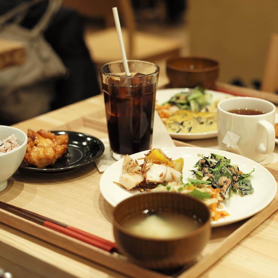 木本泉さんのインスタグラム写真 - (木本泉Instagram)「-﻿ 気になっていた山科にできた"MUJI"へ﻿ ﻿ 京都の農家の新鮮野菜や冷凍食品の取り揃えが豊富みたい✨﻿ ﻿ 子供の遊びスペースもあったり広々とした店内。﻿ ﻿ 無印の家電や家具などもお洒落で、こーやって収納するんだーと興味津々💡﻿ ﻿ 楽しかった😊﻿ ﻿ #無印#MUJI#無印カフェ#京都山科」2月7日 17時14分 - izumikimoto