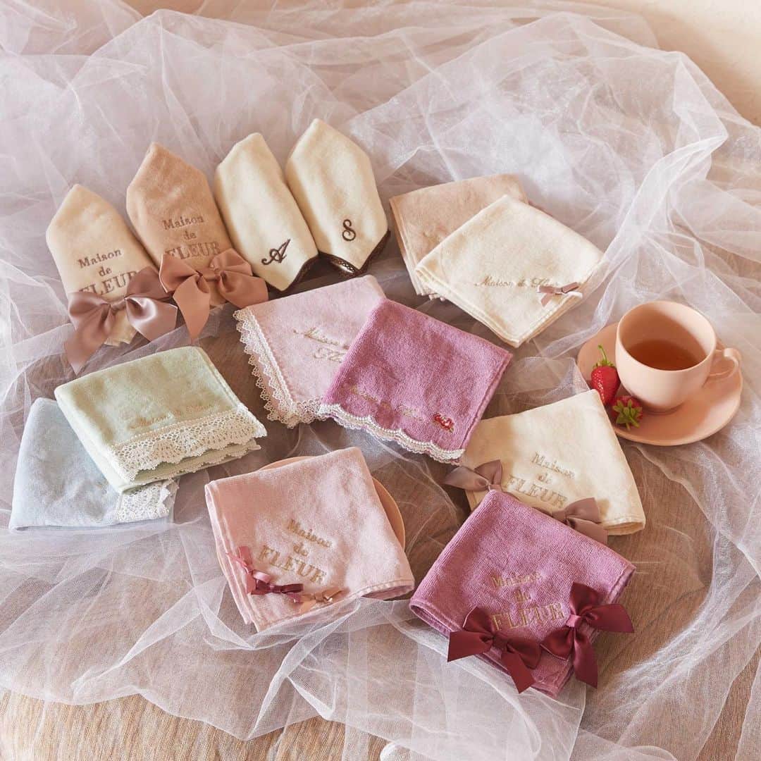 のインスタグラム：「. 春の新色入荷♬ . ご自身用はもちろん﻿、ギフトにも喜ばれる﻿タオルハンカチに春の新色が登場🎀﻿ . 「今治タオル」 .﻿ Maison de FLEURのハンカチは﻿ 高品質タオルの名産地﻿ 愛媛県今治市で全て生産しています﻿ . 今治独自の検査を受けた﻿ 今治タオルは洗濯を重ねても﻿ 固くなりにくく、柔らかい風合いと﻿ 高い吸水性が特徴です♫﻿ ﻿. 可愛いだけでなく、﻿ 高い品質を保つ今治タオルを﻿ 是非店頭でご覧ください！ ﻿ . 公式通販ストライプクラブ・ ZOZOTOWNでも入荷次第販売開始♪ . ♦画像掲載の商品詳細♦ シングルリボンタオルハンカチ ￥1,000+tax . カラービッグリボンタオルハンカチ ダブルリボンタオルハンカチ ダブルピコイニシャルハンカチ 3連リボンタオルハンカチ アンダーレースタオルハンカチ ローズ刺繍＆レースタオルハンカチ レースタオルハンカチ※未入荷 ￥1,290+tax . ※店舗により入荷状況が異なります ※詳しくは各店舗スタッフまで ※一部未入荷の商品もございます ﻿. #maisondefleur #メゾンドフルール #handkerchief #towel #gift #present #タオルハンカチ #ハンカチ #リボン #今治 #今治タオル #今治市 #愛媛 #再入荷 #ギフト #プレゼント」