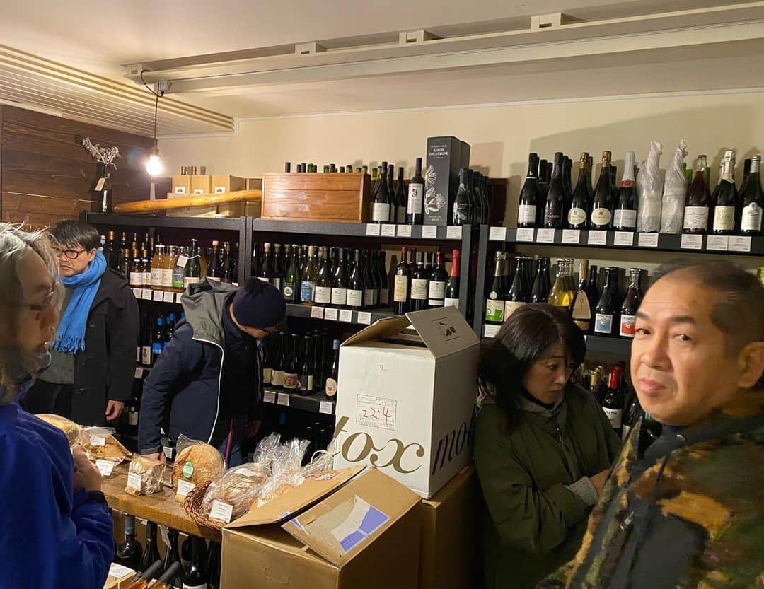 栗原友さんのインスタグラム写真 - (栗原友Instagram)「こちらでワインとパンを調達。」2月7日 17時23分 - kuri__tomo