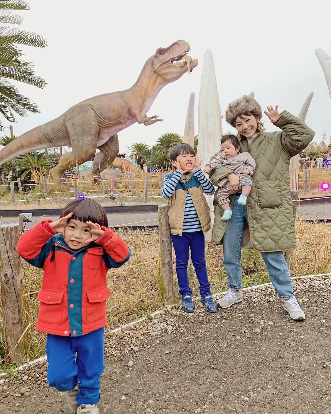 むらたさきさんのインスタグラム写真 - (むらたさきInstagram)「🦖🦖 ． 少し前、家族旅行で伊豆へ♨️🥰 ． ． ぐらんぱる公園へ行こう💡と計画しとって、 前日に雨予報に変わったときは どうしよう…🙀🙀と絶望したけれど、 当日は日中晴れたり曇ったりでたっぷり楽しめました 👏☺️🌤 ． ． 恐竜たちの森をゴーカート出来たり、 幼児も乗れるジェットコースターがあったり🎢☺️✨ ． 父ちゃんと挑戦した、 謎解きしながら進む巨大迷路が1番おもしろかったそう🔍🧐 (所要時間30分🏃‍♂️🏃‍♂️🏃‍♂️) ． ． ． ． 今年の冬も“かっこいいから！”と ベストしかアウターを着てくれん長男が、 ここ数日の寒波で遂に長袖に袖を通しました☃👏🤣爆 ． ． ． ． ． ． ． ． #6歳 #3歳 #生後3ヶ月 の頃 #兄ちゃんとおとうと #三兄弟 ． #9月10日生まれ」2月7日 17時25分 - muratasaki