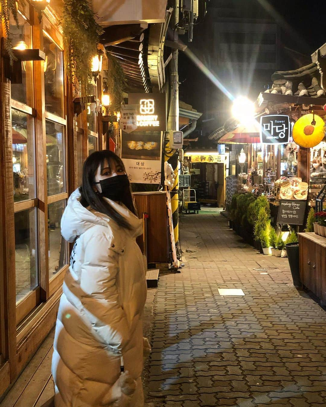 一木美里さんのインスタグラム写真 - (一木美里Instagram)「익선동〜🤍﻿ 韓屋がリノベーションされたカフェやショップが並ぶ#益善洞 ♡レトロな雰囲気が素敵✨韓国の子たちのデートスポットだそう💕﻿ 夜は初めて来たけどまた違った良さがありました🌠明洞からタクシーでも10分くらいで着くよ🚕﻿ ﻿ A town created by renovating old houses "Ikseon-dong''☕️Cafe and shops are lined up.Retro, nostalgic, wonderful 🤍﻿ ﻿ ﻿ #익선동#Ikseondong#koreatravel#seoul#韓国旅行#韓国#ソウル#レトロ﻿#トッケビ」2月7日 17時28分 - misato_ichiki