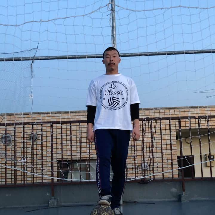 横田陽介のインスタグラム：「Training clip⚽️ Is it still fresh or nah?🤔 #freestylefootball #laclassics #ballbeat #tachikara #puma #KBJlife」