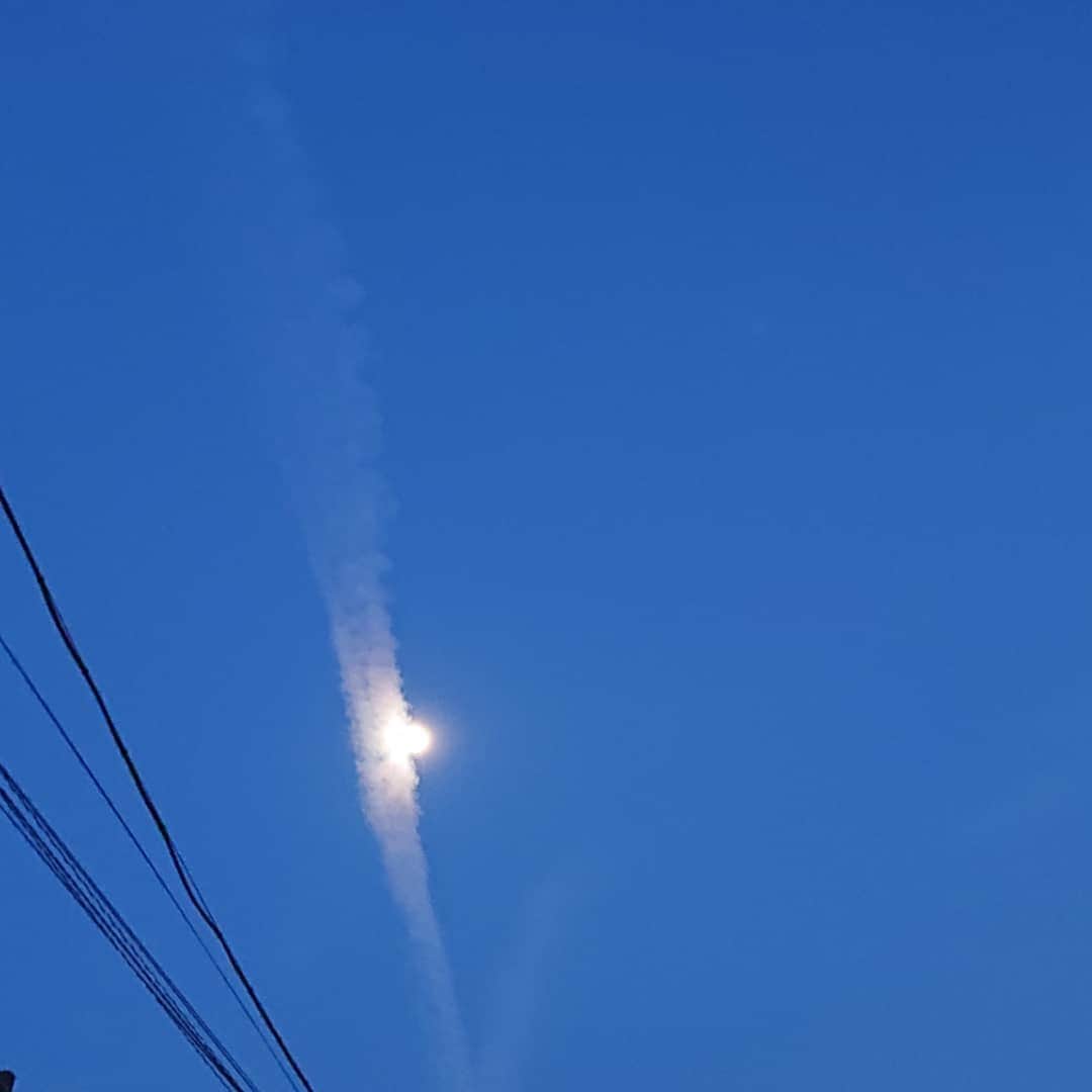 末野卓磨さんのインスタグラム写真 - (末野卓磨Instagram)「月と飛行機雲」2月7日 17時39分 - takuma_sueno