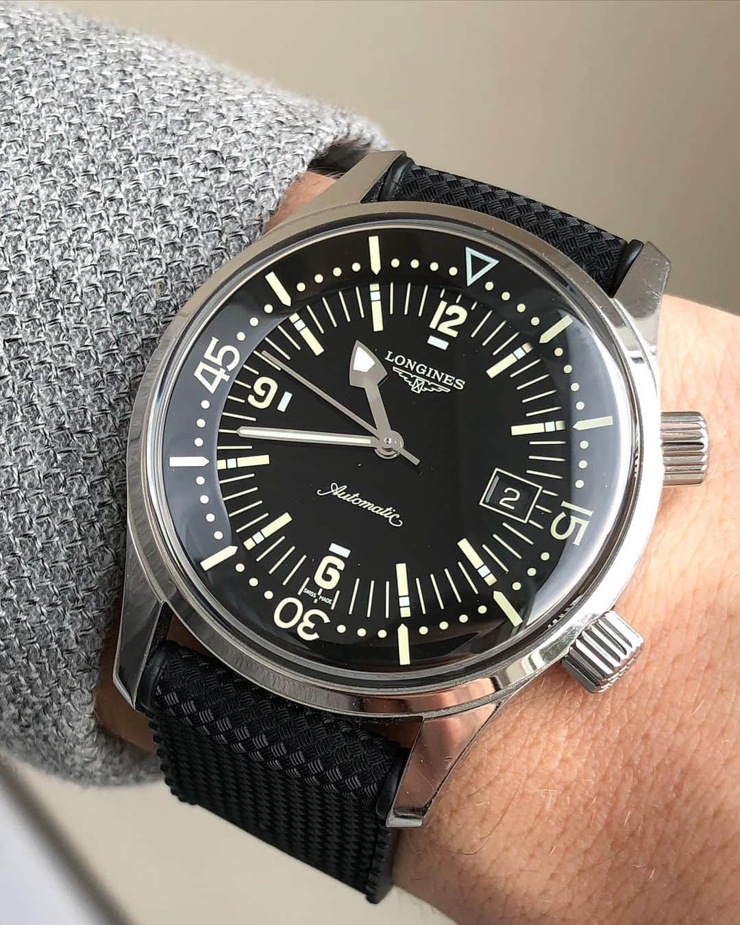 Daily Watchさんのインスタグラム写真 - (Daily WatchInstagram)「One of my favorite watches from @Longines. The 42mm Legend Diver 👀 Here shown on a black rubber strap #Longines」2月7日 17時31分 - dailywatch