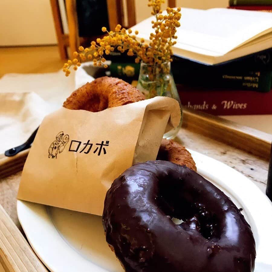 jackinthedonuts -ジャックインザドーナツ-さんのインスタグラム写真 - (jackinthedonuts -ジャックインザドーナツ-Instagram)「実は密かな人気のロカボドーナツ🍩🍴﻿ ﻿ ﻿ このドーナツは小麦粉を使用せず、食物繊維の豊富な原材料で製造している健康志向のドーナツです🤗﻿ ﻿ ﻿ ﻿ シンプルで素朴な味わいは年齢を問わず愛される1品です💁‍♀️﻿ ﻿ ﻿ ﻿ カロリーがちょっと気になるけど、やっぱり甘いものも食べたい時にぴったりですよ🧚‍♀️﻿ 是非お試し下さい🎵﻿ ﻿ ﻿ ﻿ ・ ・ ・ ・ ﻿ ﻿※ただし、小麦のグルテンは使用しております。 小麦アレルギーの方はご注意くださいませ。 ﻿ #jackinthedonuts #デザートは別腹 #スタバラ部 #ドーナツ大好き #スイーツ部 #おやつ #焼き菓子 #ティータイム #スイーツビュッフェ #甘党  #sweetstable  #igersjp  #スイーツ  #onmytable #sweets  #おやつ  #新商品  #ドーナツ  #instasweet  #delicious #sweet  #フォトジェニック  #sweetstable #sweettooth  #おうちカフェ #食べ放題 #ドーナツ食べ放題 #セール #ギャラクシー  #ギャラクシードーナツ﻿ ﻿」2月7日 17時35分 - jackinthedonuts