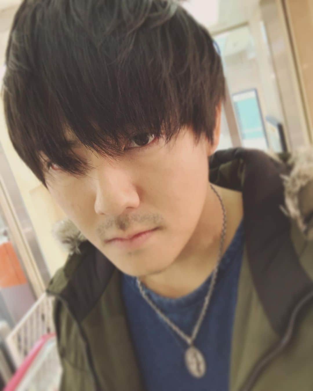 長田成哉のインスタグラム：「芝居する時、なるべく前髪は使わないようにしてきたんだけど、最近使った方がいい役が多いので、 なんだかんだで年末に散髪してから伸びっぱなしだったので次の役用に調整してもらいました。 イメージした通りの仕上がりだ。 #hairstyle」