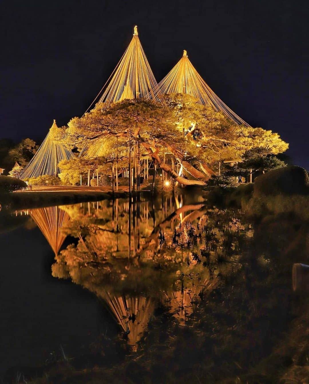 aumoさんのインスタグラム写真 - (aumoInstagram)「【#金沢観光×#日本の風景 】 .  石川県金沢市にある「#兼六園 」にて撮影されたお写真📷 . 国の特別名勝にも指定されている兼六園。ライトアップされた姿も美しいですね✨ . Credit：@kira_masa  さん 素敵なお写真をありがとうございます！ . あなたが撮影した素敵な写真に 「#aumo」を付けて教えてください♡ あなたの投稿が明日紹介されるかも♪ . aumoアプリは毎日配信！おでかけや最新グルメなどaumo読者が気になる情報が満載♡ ダウンロードはプロフィールのURLから✔︎ (iPhone&Android版) . . #石川県#金沢#兼六園#日本の絶景#冬#インスタ映え #金沢旅行#女子旅#絶景#旅#日本#team_jp_ #igersjp #japan_daytime_view #wu_japan  #bestjapanpics #japan_of_insta #art_of_japan_ #ptk_japan #photo_jpn #lovers_nippon #tokyocameraclub #あなたとみたい景色#フォトジェニック」2月7日 17時36分 - aumo.jp