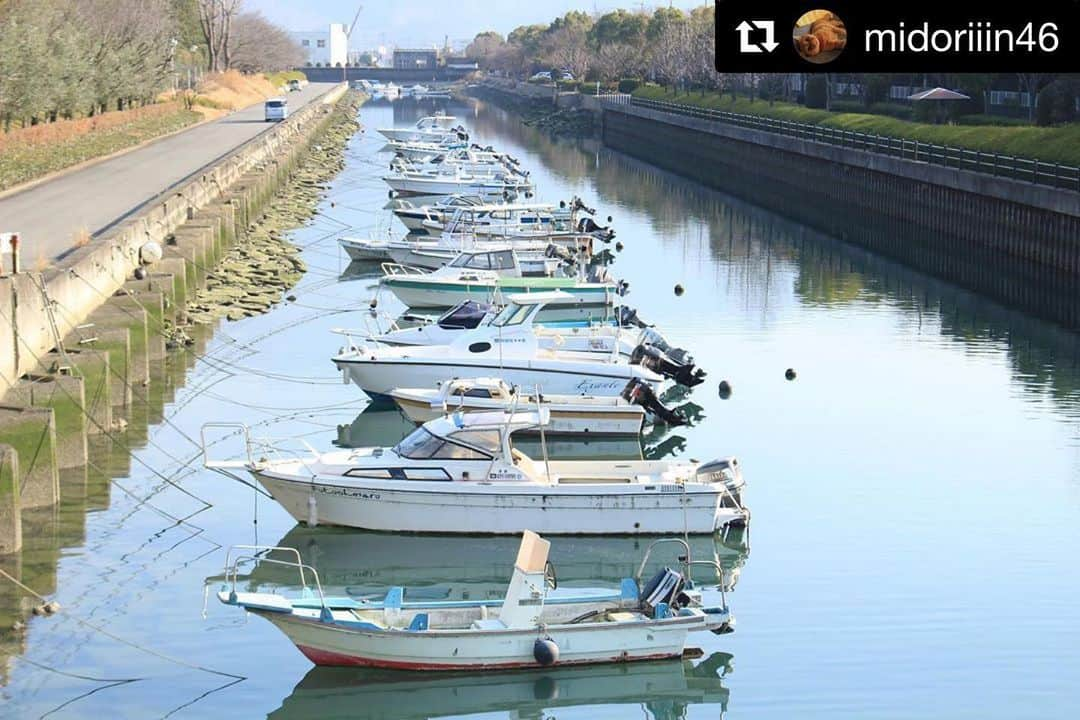 西条市さんのインスタグラム写真 - (西条市Instagram)「車を降りて見たい景色﻿ ﻿ アサヒビール四国工場のとなり﻿ ﻿ ランナーもちらほら﻿ マラソン出るみなさん、﻿ ふぁいおー🏃‍♀️🏃‍♂️‼️﻿ ﻿ #船だまり #御舟川 #工場地帯 #西条市 #瀬戸内海 #setouchi #おふながわ #散歩道 #ひうち #西条運動公園﻿ ﻿#愛媛マラソン ﻿ ﻿ ﻿ Repost @midoriiin46 with @get_repost﻿ ・・・﻿ ⛵️﻿ 並んで泊めとる舟﻿ 綺麗にリフレクション﻿ お散歩コースにおすすめ﻿ 桜が待ち遠しいね☺️🌸﻿ .﻿ 愛媛県西条市ひうち 西条運動公園﻿ .﻿ #カメラ好きな人と繋がりたい ﻿ #写真好きな人と繋がりたい ﻿ #カメラ勉強中﻿ #リフレ#リフレクション﻿ #ファインダー越しの私の世界 ﻿ #みつけタグラム ﻿ #lovesaijo﻿ ﻿」2月7日 17時46分 - lovesaijo