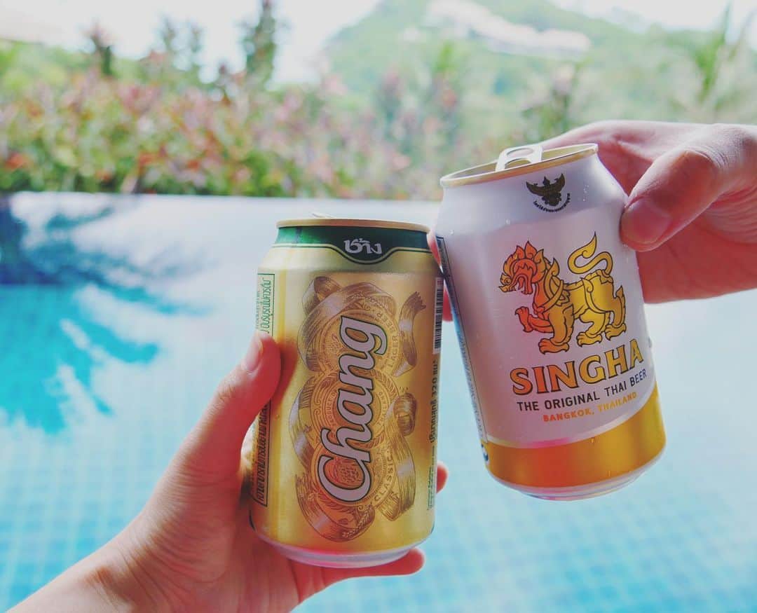 タイ国政府観光庁さんのインスタグラム写真 - (タイ国政府観光庁Instagram)「・﻿ ＼✨今週も1週間お疲れ様でした✨／﻿ ﻿ サムイ島のプールサイドで乾杯😘🍻﻿ ﻿ タイのビールメーカーと言えば「シンハー」@singhabeerと「チャーン」 @changbeerglobal が人気👏﻿ ﻿ 「シンハー」はサンクリット語で“ライオン🦁”、「チャーン」はタイ語で“象🐘”を意味し、どちらも動物がモチーフになっているのはご存知でしたか🍺❓﻿ ﻿ 皆さま、よい週末を☺️﻿ ﻿ #お疲れ様でした #タイ #サムイ島 #タイビーチ #タイリゾート #リゾート #海外リゾート #シンハービール #チャーンビール #ビール党 #ビール好きな人と繋がりたい #こんなタイ知らなかった  #はじめてのタイ #旅好きな人と繋がりたい #旅行好きな人と繋がりたい #海外旅行 #thailand #kosamui #kohsamui #thairesort #amazingthailand #thailandtravel #thailandtrip #thai #thaistagram #lovethailand #singhabeer #changbeer #beerlover」2月7日 18時04分 - amazingthailandjp