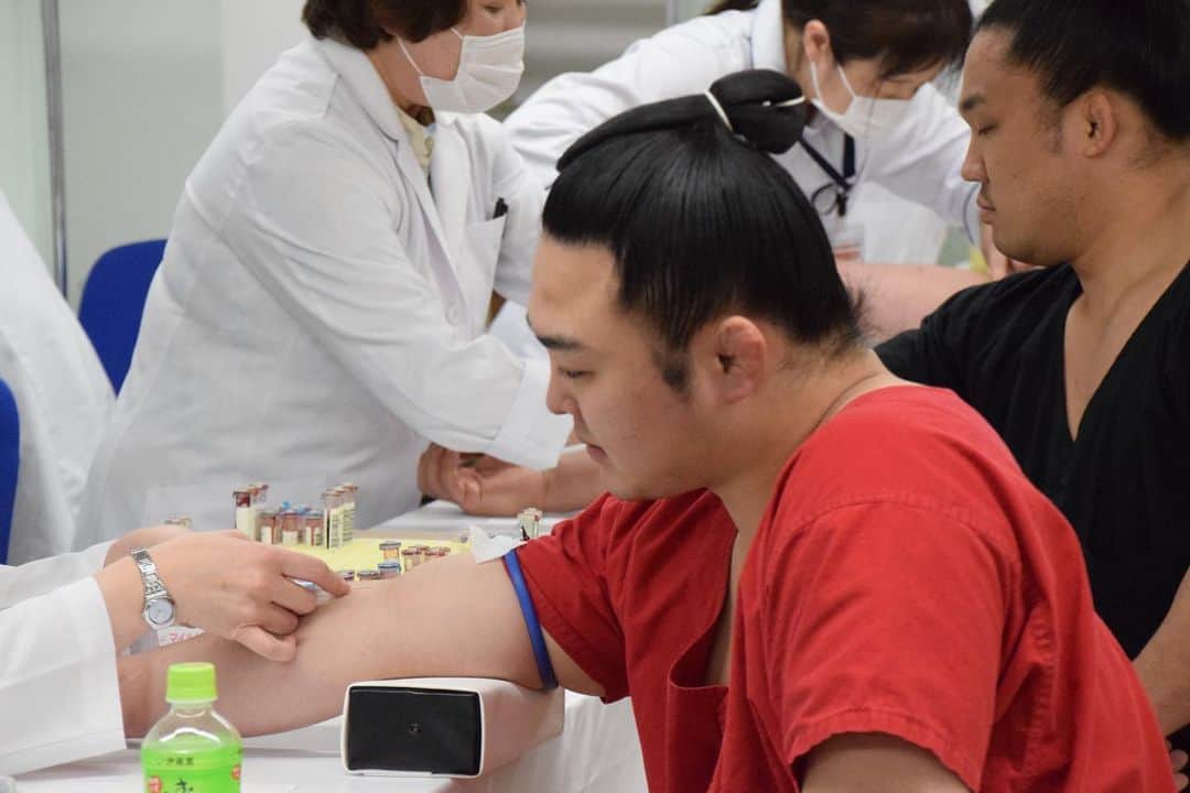 日本相撲協会さんのインスタグラム写真 - (日本相撲協会Instagram)「力士健康診断の様子です💉  身長、体重、血圧、握力測定や血液検査などを定期的に行います  @sumokyokai #大相撲 #sumo #相撲 #tokyo #東京 #力士 #お相撲さん #健康#japanphoto #sumowrestlers #japanculture」2月7日 17時59分 - sumokyokai
