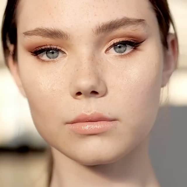 M∙A∙C Cosmetics Japanのインスタグラム：「ㅤ 春らしい透明感のある表情を演出する、限定コレクションが登場✨ ㅤ 絶妙なニュートラル～パステルカラーのラインアップ💄 どんなスキントーンにも映えるカラーで、あなた自身の美しさを際立たせて！ ㅤ *2月10日(月) 公式オンラインショップ先行発売 *2月14日(金) 全国発売 ㅤ ㅤ #MACLoudandClear #MACラウドアンドクリア #MACトレンド2020 ㅤ #MACCosmeticsJapan #MACコスメ #MACCosmetics #MACLovesLips #コスメ #メイク #美容 #リップメイク #リップ #口紅 #リップグロス #リップスティック #アイメイク #アイシャドウ #チーク #ハイライト #新色 #限定コスメ #ツヤ #ツヤメイク #春メイク #透明感 #ピンクメイク #血色メイク #血色感 #デパコス #お気に入りコスメ」