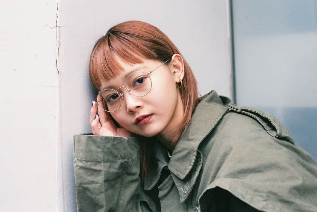 Zoff Officialのインスタグラム：「Zoff CLASSIC Spring Collection / ZF203001_21E1 Model  @_marthastyle_  個性あふれるビッグシルエットのミリタリーコートに、ピンクゴールドのメタルフレームが女性らしさをプラス。 かけるだけでトレンド感抜群のスタイリングになる、オススメの1本。 #Zoff #FASHION #eyewearstyle #メガネ #ゾフ女子 #Zoffコーデ #ZoffCLASSIC #ゾフクラシック」