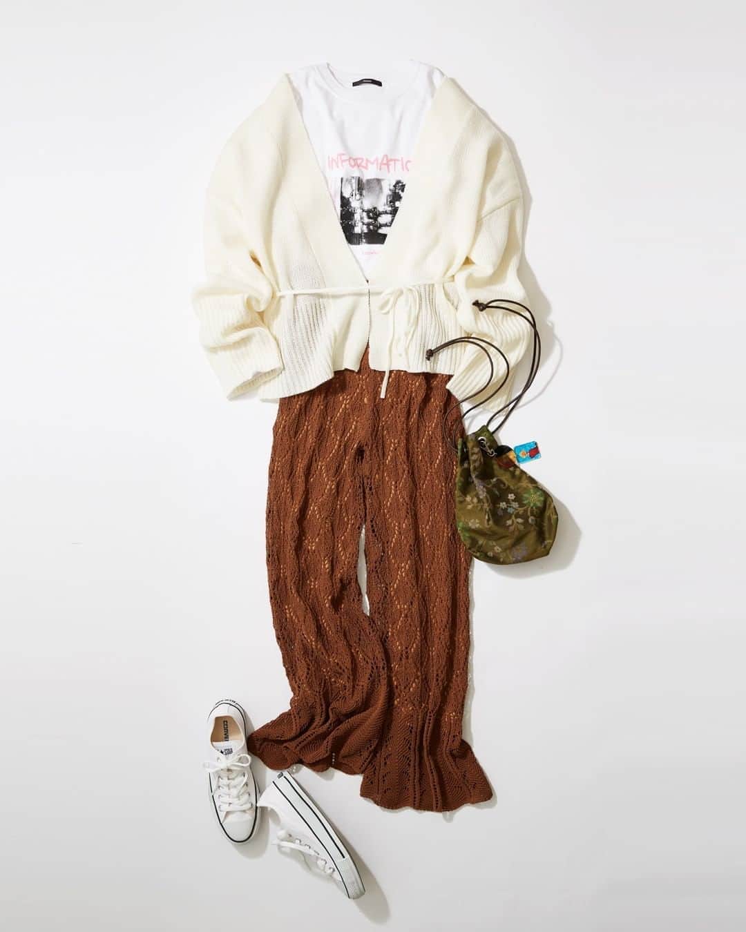 ルミネ公式のインスタグラム：「スポーティアイテムとレトロカラーを組み合わせ #ニットカーディガン ¥5,900+TAX #kastane #プリントTシャツ ¥4,400+TAX #kastane #ニットパンツ ¥13,000+TAX #beams #キーホルダー付きバッグ ¥6,900+TAX #kastane #スニーカー ¥6,000+TAX #rougeviflacle ・ #lumine #ルミネ #ルミネ立川 https://magazine.lumine.ne.jp/?p=86554 ※商品の価格や取り扱い状況は撮影時点のもので、変更になることがあります。」