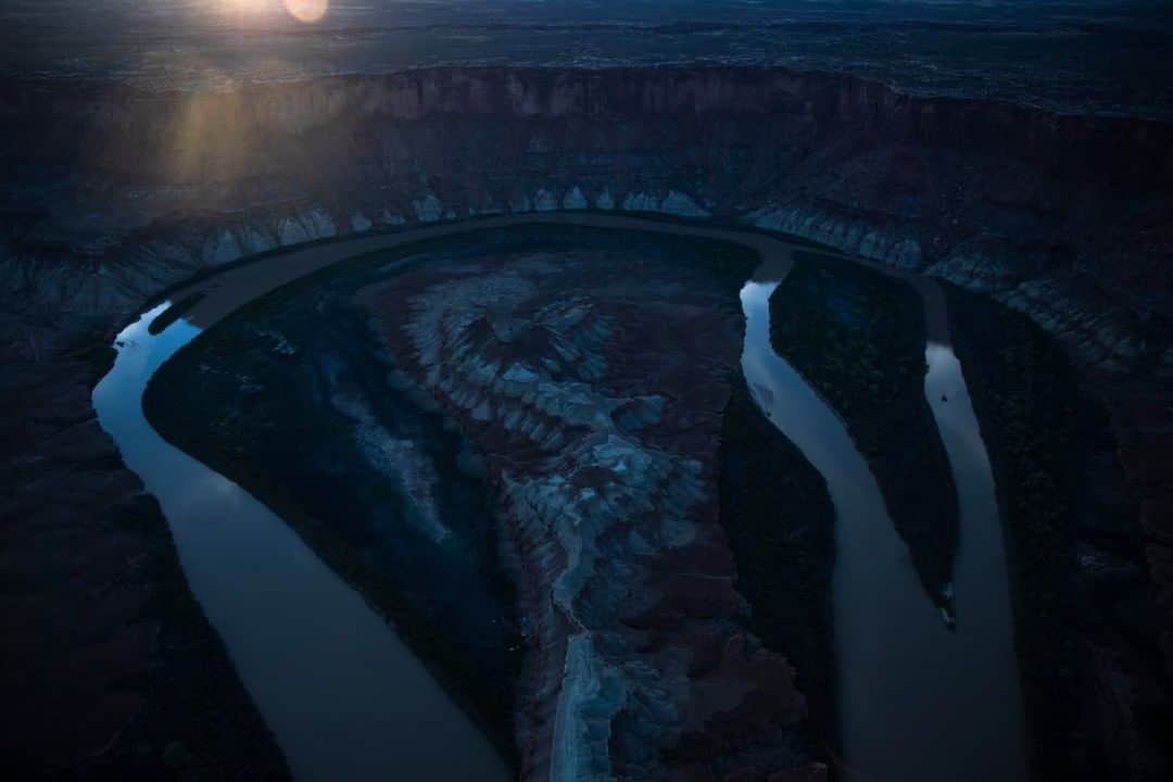 National Geographic Travelさんのインスタグラム写真 - (National Geographic TravelInstagram)「Photo by @krystlejwright | As the blue hour begins to descend over the desert landscape outside of Moab, Utah, the calm surface of the Colorado River transforms into a mirror.」2月7日 18時09分 - natgeotravel