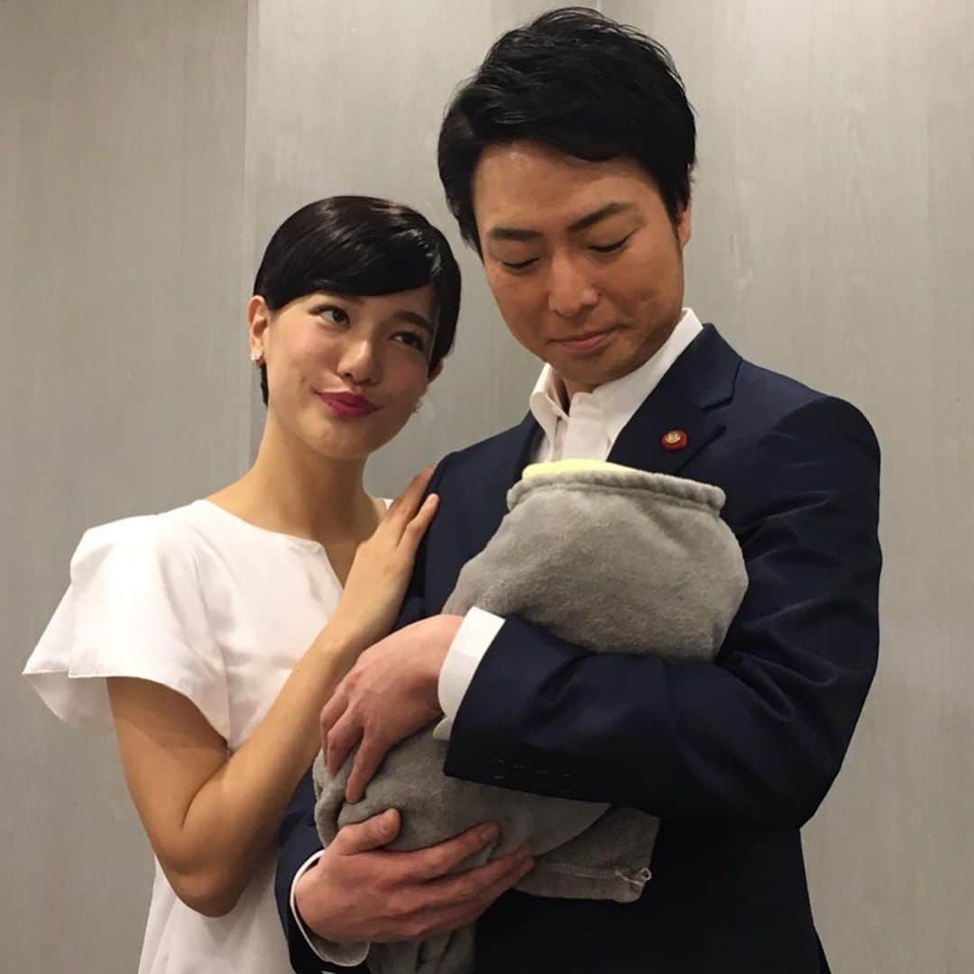 信濃岳夫さんのインスタグラム写真 - (信濃岳夫Instagram)「令和になってから新喜劇をはじめ、細かすぎて伝わらないモノマネ、明石家電視台、オールザッツ、ガキ使など信じられないお仕事を頂きましたが、また信じられないお仕事が！‬ ‪なんと2/10（月）発売の‬ ‪週刊プレイボーイに2人のインタビュー記事と写真載ってます！！‬ ‪こんな機会2度とないので是非買って下さい！！‬ #  #小泉進次郎　さん #滝川クリステル　さん #道之助アレクサンドル　ちゃん #小泉夫妻チャンネル #信濃岳夫 #金原早苗 #週刊プレイボーイ #写真載ってます #是非見て欲しい #というのもプロのカメラマンさんの撮った写真 #エグすぎ #今載せてる写真はマネージャーが撮ってくれた写真 #これでも十分綺麗なのに #プロは凄すぎた #マジで額縁に入れて飾りたいくらいスゴい #立ち読みじゃなく買ってね㊗️ #2月11日にプレイボーイ発売を記念してYouTubeで生配信します #それも見てね🙌」2月7日 18時14分 - takeoshinano