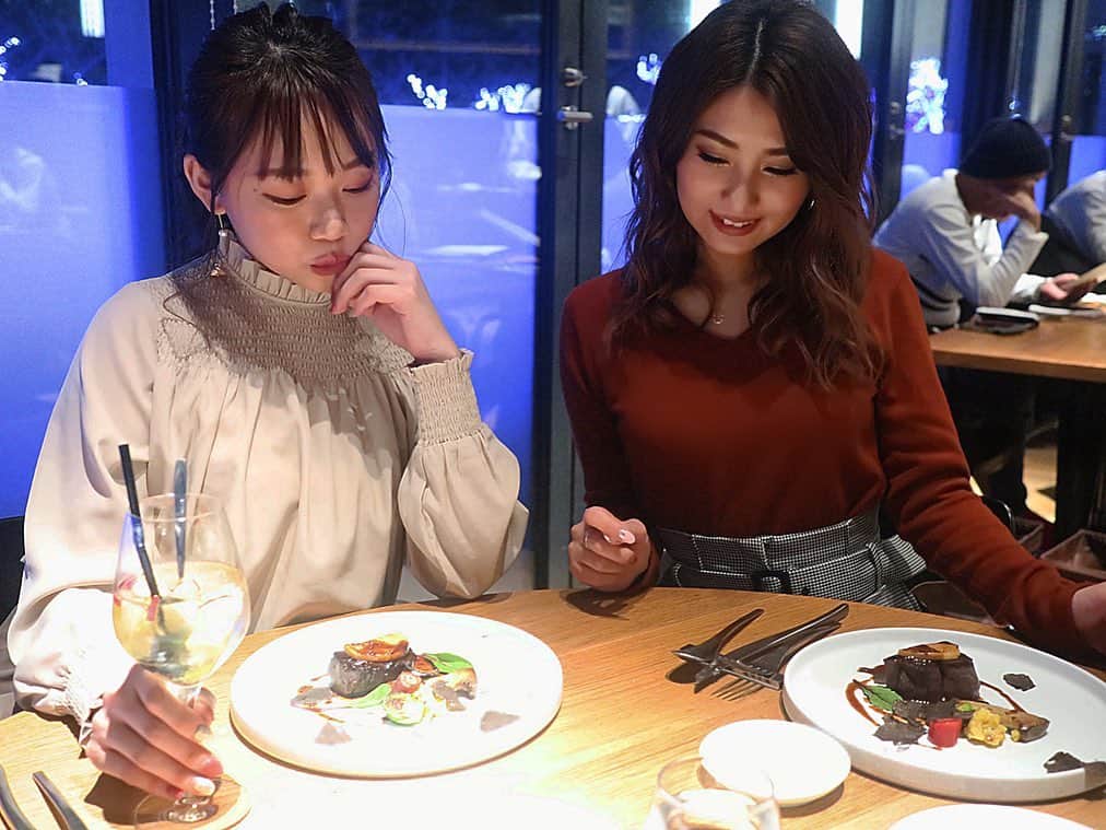 瀬賀しお（せがしぃ）さんのインスタグラム写真 - (瀬賀しお（せがしぃ）Instagram)「六本木にある東京ミッドタウンで相方ちゃんとディナーしました☺️🍽﻿ レストランから見えるイルミネーションも素敵だったなぁ✨﻿ 美味しいごはんと素敵な場所で、ゆっっくりした時間を過ごせました♡﻿ ﻿ 最近トリュフにハマってるから﻿ トリュフ食べたいねってなって﻿ ”アルティザン ドゥ ラ トリュフ パリ”に行ったよ💕﻿ なに食べてもトリュフ感すごい！﻿ トリュフが贅沢に使われていてトリュフ好きにはたまらないですっ🥰﻿ スワイプして写真2枚目のトリュフリゾットは美味しすぎてもう今すぐまた食べたい。（笑）﻿ ﻿ 東京ミッドタウンでは3/5（木）まで﻿ ［冬のあったかグルメ12選］が食べられるイベントが開催されているんです！✨﻿ ﻿ 今回行ったお店じゃないんだけど﻿ まるや本店のうなしゃぶも絶対食べに行きたい！！！﻿ うなぎのしゃぶしゃぶなんて絶対美味しいよね🥺💓﻿ ﻿ 皆さんもぜひ東京ミッドタウンの［冬のあったかグルメ12選］をチェックして行ってみてください☺️﻿ 詳しくはミッドタウンのサイトに載ってたよー🌟﻿ ﻿ #東京ミッドタウン﻿ #tokyomidtown﻿ #冬のあったかグルメ12選﻿ #promotion」2月7日 18時10分 - segashiori