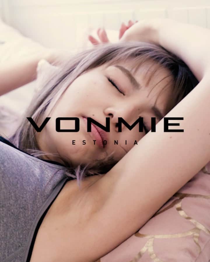 ミッチーのインスタグラム：「CMソングを歌わせていただいているVONMIE @vonmie_official のCMがリューアルしていたよ！﻿ 何より嬉しいのが、このCM内で流れる【1 PIECE】という楽曲は﻿ 今までの歌の中で、ライブに来てくれるみんなと1番盛り上がる曲になってるんだ。﻿ それがこうして素敵な映像と共に流れてくるのは﻿ 大変アガりまっす。笑﻿ youtubeも見てみてね。﻿ ﻿ ﻿ ちなみに﻿ 俺も使わせていただいてるんですが、個人的には浮腫みが取れてダルかったのが楽になる感覚があり、﻿ その後に運動入れていくとよりいいみたいだから最近はそうしてます。﻿ ﻿ ﻿ _﻿ ﻿ "脚をのせるだけ"の簡単フィットネス！！﻿ 「VONMIE EMS STYLEMAT」﻿ ﻿ ↓お客様からの口コミもたくさんご紹介している、ボミー公式InstagramやTwitterでは＜いいねやRTでプレゼントキャンペーン＞も実施中！↓﻿ ﻿ ・Instagram﻿ https://www.instagram.com/vonmie_official/?hl=ja﻿ ﻿ ・Twitter﻿ https://twitter.com/vonmie_ems﻿ ﻿ ▼商品情報はコチラ﻿ https://stripe-channel.jp/vomie/emsstylemat/?MAT_ggl(videoinstream_cm2.summarytxt)_new_202002_﻿ ﻿ きれいなほっそり脚を手に入れるには、毎日の積み重ねが大切。﻿ ﻿ 脚はむくみやコリを次の日に持ち越すと、リンパの流れが滞り太りやすくなってしまうんです。﻿ ﻿ ボミーなら"脚をのせるだけ”で低周波刺激で筋肉を収縮運動させ、脚やせをサポート✨ ﻿ ﻿ 料理や洗い物をしている時間も有効活用して賢くほぐし、毎日のルーティーンをアップデート🙌﻿ ﻿ 軽くてコンパクトなので、場所も取らず、ジェルも不要なのでマッサージ感覚で気軽に使える✨　﻿ ﻿ 水振きできるので、一家に１台あれば家族みんなでも使えます✨﻿ ﻿ 「思ったよりもパワーがすごくて本当に驚く、、‼️😳」という口コミが多数🙌﻿ ﻿ こんなに高機能で低価格なEMS美容機器はボミーだけ‼﻿ 「VONMIE EMS STYLEMAT」」