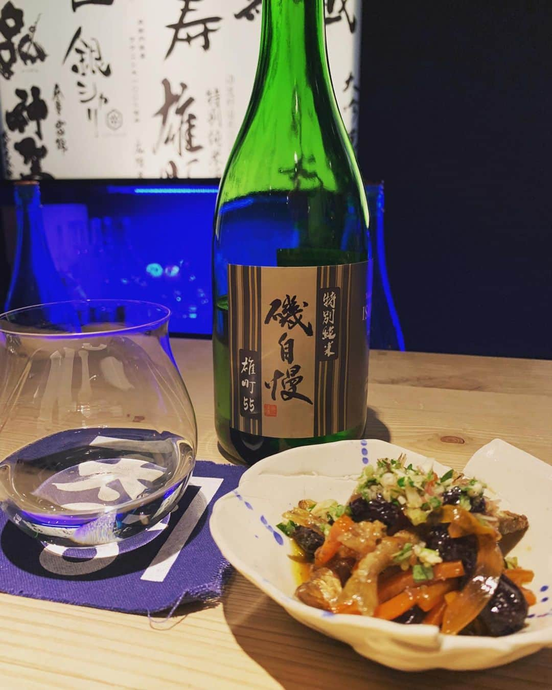 緑川静香さんのインスタグラム写真 - (緑川静香Instagram)「【しーたん日本酒録】﻿ ﻿ 磯自慢酒造@静岡﻿ 磯自慢 特別純米 雄町55﻿ ﻿ SAKE COMPETITION受賞の全てがクリアなバランス酒。﻿ ﻿ 寒すぎて肩凝りがすごすぎてもう爆弾背負ってるくらい辛いときに、ブラックペッパーが効いた真鯛のカルパッチョと一緒に流れ込んで来たらもうそれは爆弾も消えますよ。﻿ ﻿ #しーたん日本酒録 #唎酒師 #日本酒 #日本酒女子 #磯自慢酒造 #静岡 #磯自慢 #特別純米 #雄町 #sake #sakestagram #sakebottle #sakegram #일본술  #香りから味から #最後のキレまで #全てが綺麗で美しい #澄んでる #バランスofバランス #どうやって造ってるのか見たいです #あえて洋食に合わせたい #あーおいしーたんっす #こりゃ笑顔になりますよね」2月7日 18時11分 - midorikawa_shizuka