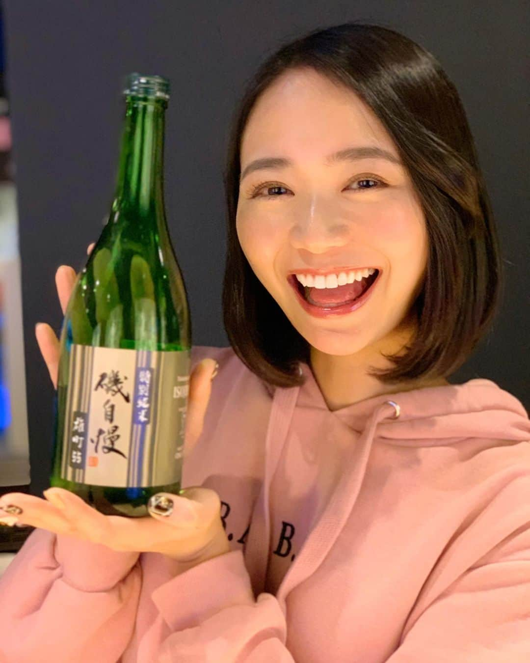 緑川静香さんのインスタグラム写真 - (緑川静香Instagram)「【しーたん日本酒録】﻿ ﻿ 磯自慢酒造@静岡﻿ 磯自慢 特別純米 雄町55﻿ ﻿ SAKE COMPETITION受賞の全てがクリアなバランス酒。﻿ ﻿ 寒すぎて肩凝りがすごすぎてもう爆弾背負ってるくらい辛いときに、ブラックペッパーが効いた真鯛のカルパッチョと一緒に流れ込んで来たらもうそれは爆弾も消えますよ。﻿ ﻿ #しーたん日本酒録 #唎酒師 #日本酒 #日本酒女子 #磯自慢酒造 #静岡 #磯自慢 #特別純米 #雄町 #sake #sakestagram #sakebottle #sakegram #일본술  #香りから味から #最後のキレまで #全てが綺麗で美しい #澄んでる #バランスofバランス #どうやって造ってるのか見たいです #あえて洋食に合わせたい #あーおいしーたんっす #こりゃ笑顔になりますよね」2月7日 18時11分 - midorikawa_shizuka