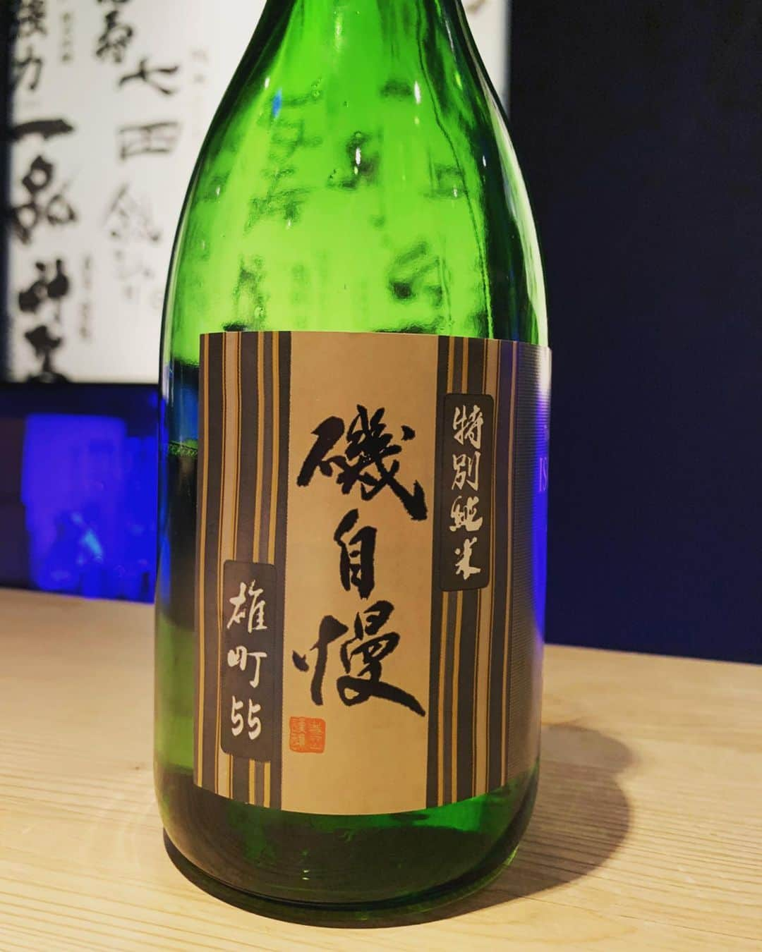 緑川静香さんのインスタグラム写真 - (緑川静香Instagram)「【しーたん日本酒録】﻿ ﻿ 磯自慢酒造@静岡﻿ 磯自慢 特別純米 雄町55﻿ ﻿ SAKE COMPETITION受賞の全てがクリアなバランス酒。﻿ ﻿ 寒すぎて肩凝りがすごすぎてもう爆弾背負ってるくらい辛いときに、ブラックペッパーが効いた真鯛のカルパッチョと一緒に流れ込んで来たらもうそれは爆弾も消えますよ。﻿ ﻿ #しーたん日本酒録 #唎酒師 #日本酒 #日本酒女子 #磯自慢酒造 #静岡 #磯自慢 #特別純米 #雄町 #sake #sakestagram #sakebottle #sakegram #일본술  #香りから味から #最後のキレまで #全てが綺麗で美しい #澄んでる #バランスofバランス #どうやって造ってるのか見たいです #あえて洋食に合わせたい #あーおいしーたんっす #こりゃ笑顔になりますよね」2月7日 18時11分 - midorikawa_shizuka