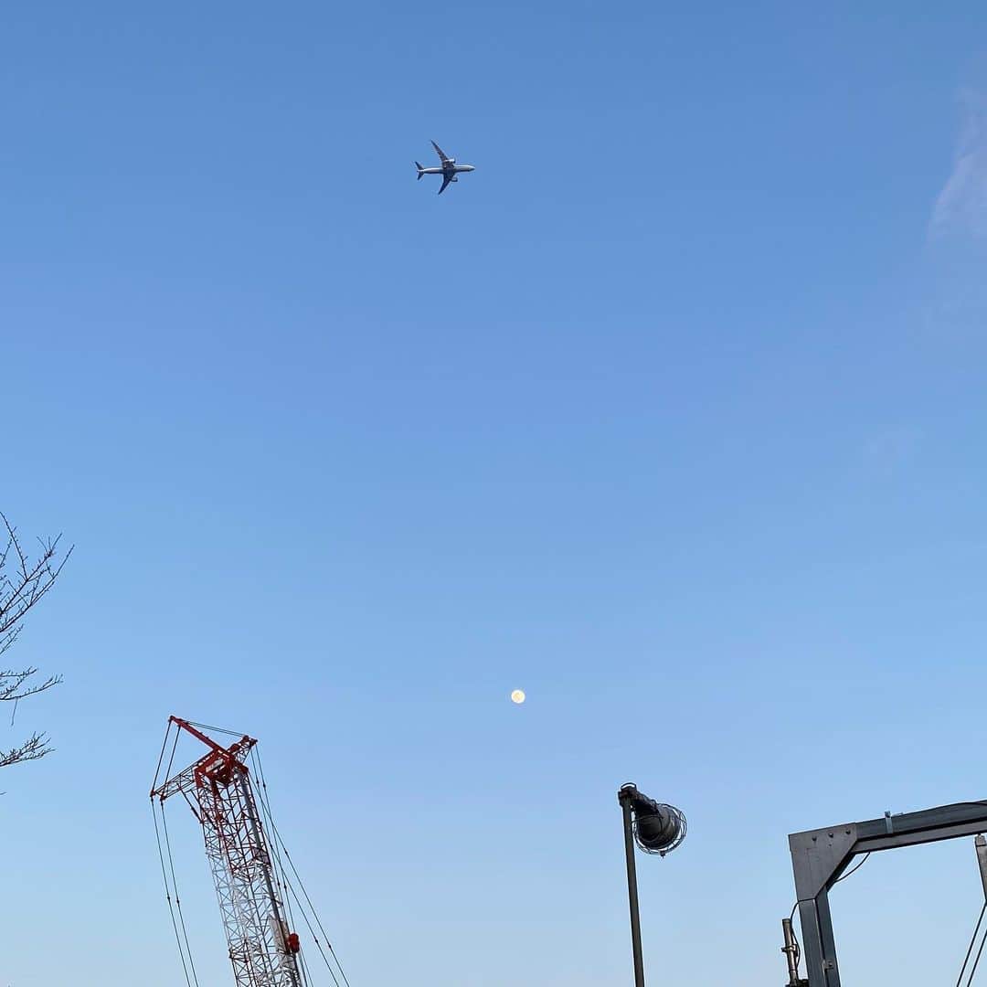 藤井ペイジさんのインスタグラム写真 - (藤井ペイジInstagram)「月とクレーンと飛行機。 近い。  #新航路」2月7日 18時11分 - fujii_page