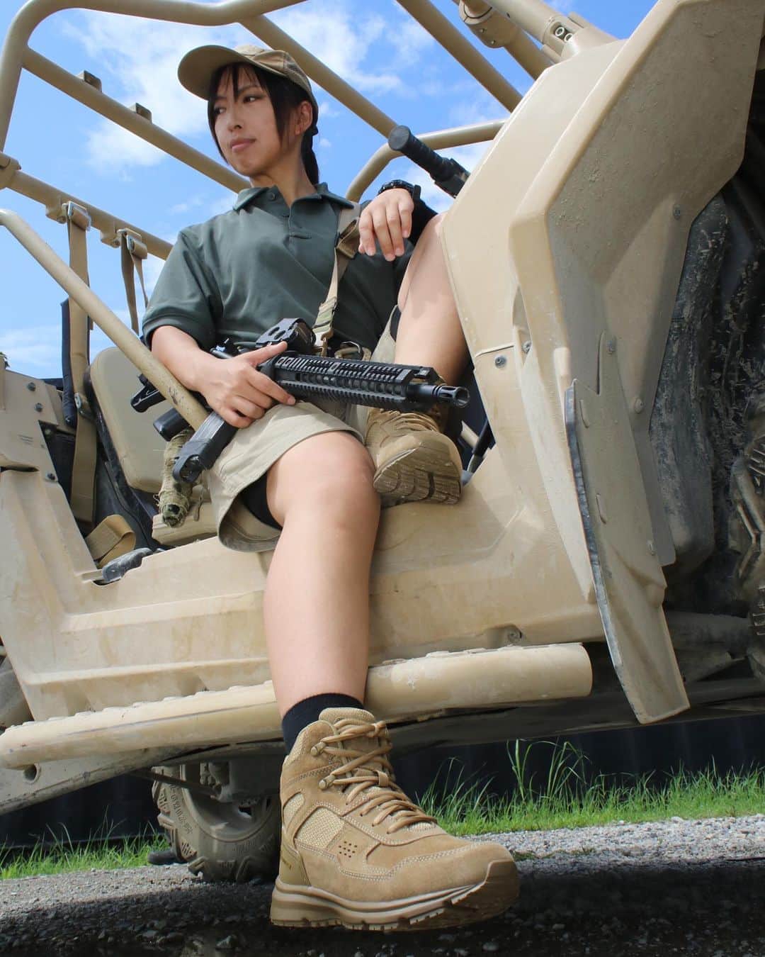 みりどる乙夜さんのインスタグラム写真 - (みりどる乙夜Instagram)「BATES Tactical Boots RAIDE MID OLIVE MOJAVE 【掲載】SATマガジン2019年11月号 中田商店×乙夜 #tacticalboots #tacticalgear #tactical #boots #batestacticalboots #bates #combatboots #vehicle #military #militaryboots #milspec #militarywomen #polaris #polarismrzr #mrzr #helikontex #jgsdf #army #actionactress #training #rifle #m4 #ミリタリー #ブーツ #半長靴 #タクティカル #雑誌 #ミリドル #乙夜」2月7日 18時15分 - itsuya_miridoru