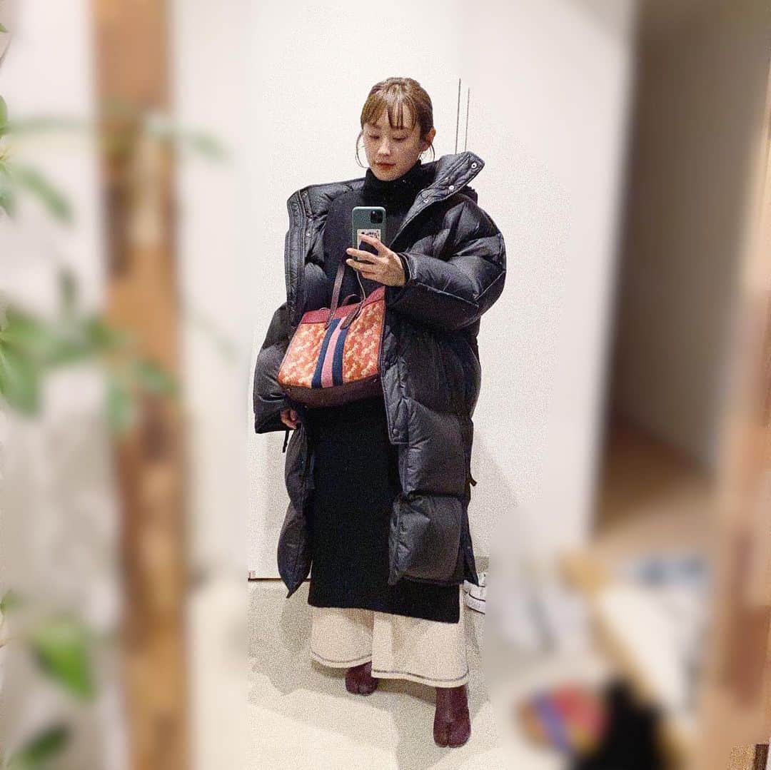 高橋愛さんのインスタグラム写真 - (高橋愛Instagram)「2018年と2019年のやつ☺️🤘🏻 ㅤㅤㅤㅤㅤㅤㅤㅤㅤㅤㅤㅤㅤ ㅤㅤㅤㅤㅤㅤㅤㅤㅤㅤㅤㅤㅤ one-piece #ラブアンドピース2018  pants  #ラブアンドピース2019 #今日のたかはし #お気に入り🥰 ㅤㅤㅤㅤㅤㅤㅤㅤㅤㅤㅤㅤㅤ そして やっぱり このダウン 最強。」2月7日 18時16分 - i_am_takahashi