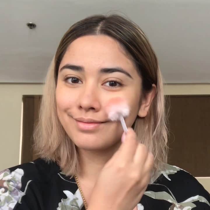 ローレン・ヤングのインスタグラム：「Getting that summer glam on!💖 ️ Here's how I prepared my skin and make up during my latest trip to Boracay! Using the essentials that are so easy to travel with ☀️ #LUNA3 #MACCosmetics  #JillStuart #beachmakeup  #beachglam #travelmakeup #travelskincare」