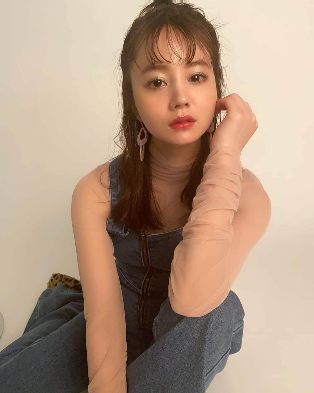 高橋有紀のインスタグラム：「今日はupplusの撮影でななみちゃん❤︎めーちゃくちゃかわいいので、 3月12日発売の4月号をお楽しみに🥰 衣装も可愛かった〜❤︎ #hairmake #osakana_yuki #nanami」
