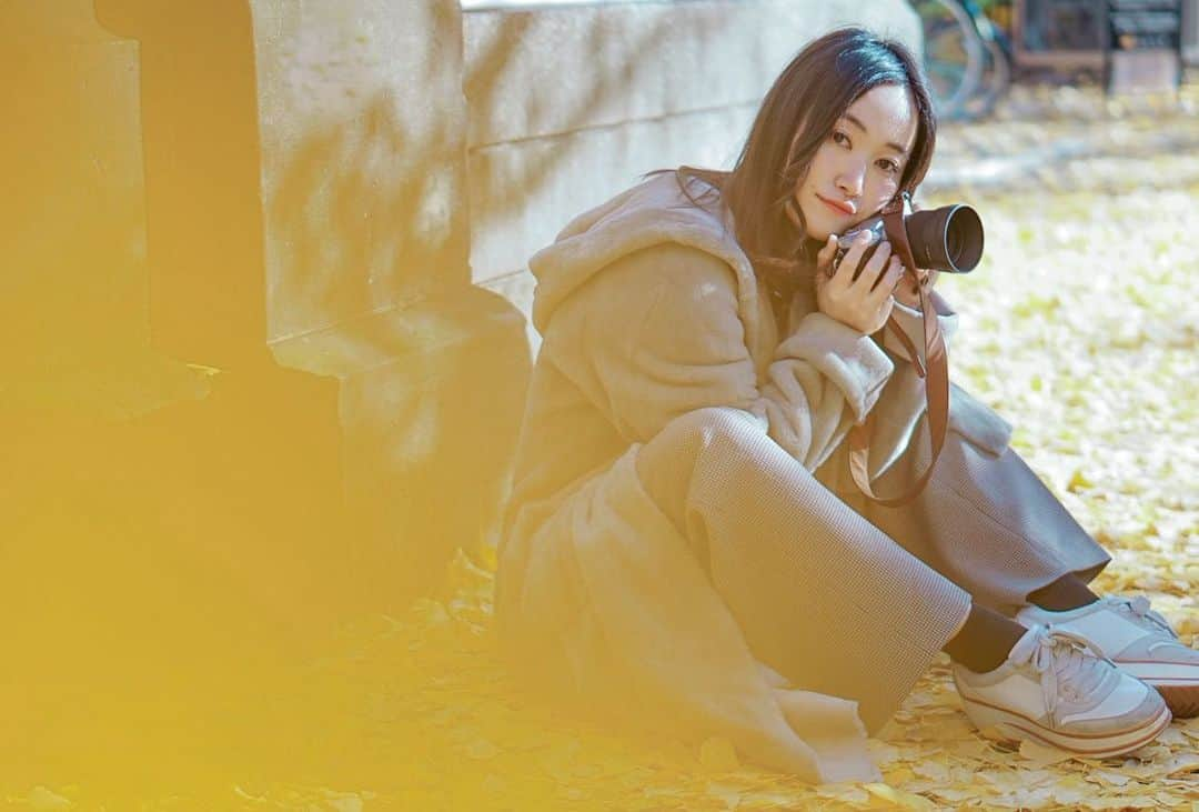 江守沙矢さんのインスタグラム写真 - (江守沙矢Instagram)「写真を始めてから季節を感じるのがより楽しくなったよ(*｀･з･´) . . . . . . . . . #紅葉 #落ち葉 #銀杏 #季節を楽しむ #季節のポートレート #紅葉ポートレート #東大銀杏並木  #カメラ部 #カメラがある生活 #東京カメラ散歩 #ポートレート #カメラ女子 #江守沙矢 #japanesegirl #japaneseseason #traveljapan #japantravel  #travelphotography  #日本の四季 #ポートレートしま専科 #旅行好き #japanesegirl  #カメラのある生活 #カメラ好きな人と繋がりたい #写真好きな人と繋がりたい」2月7日 18時21分 - saya_emori